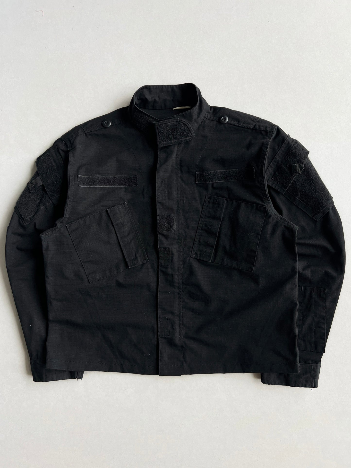 1990S BLACK US ARMY COMBAT CROPPED JACKET (L)