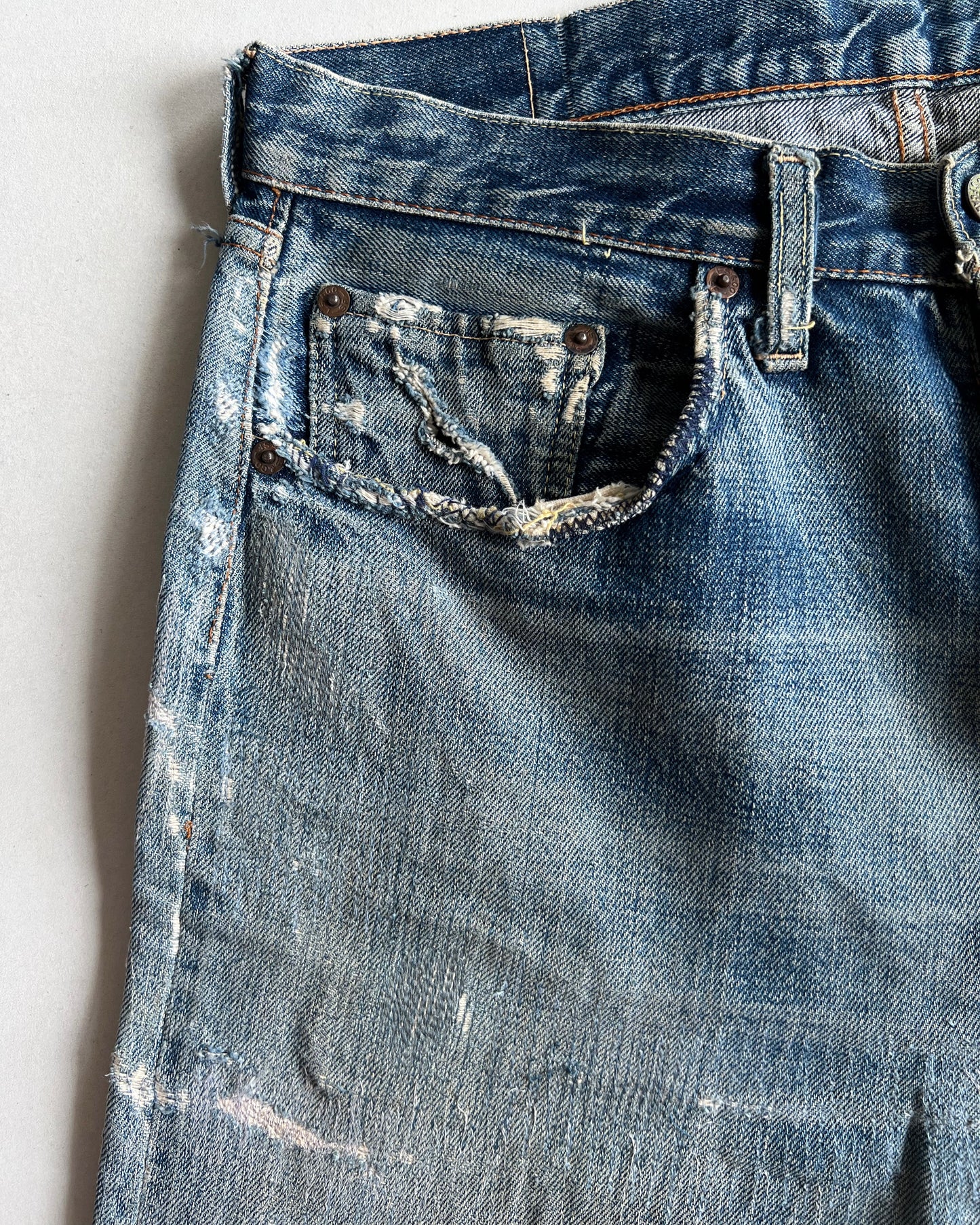 1960S FADED BIG E LEVI'S 501 REPAIRED JEANS (32)