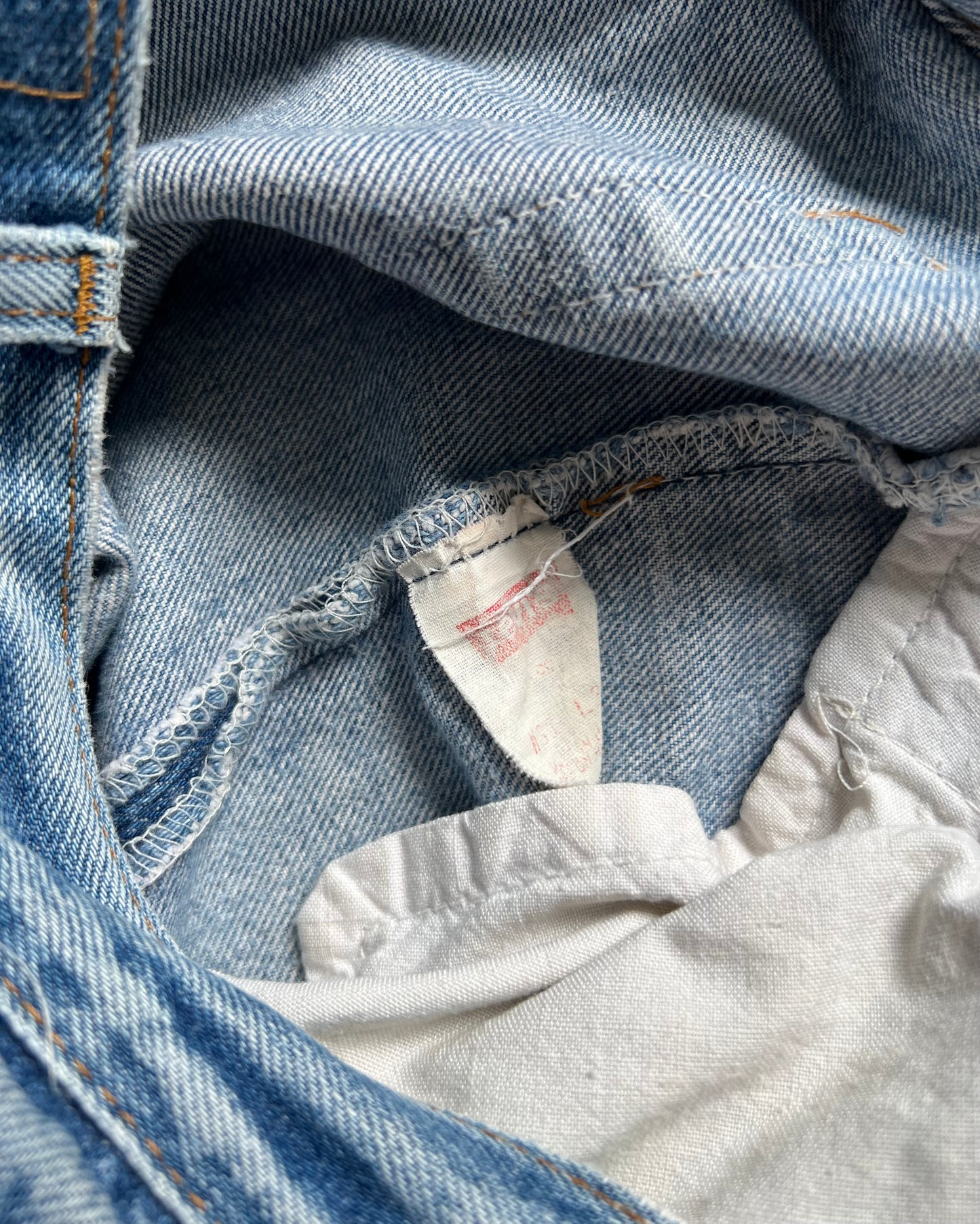 1980S FADED WASHED LEVI'S 501 REPAIRED JEANS (31)