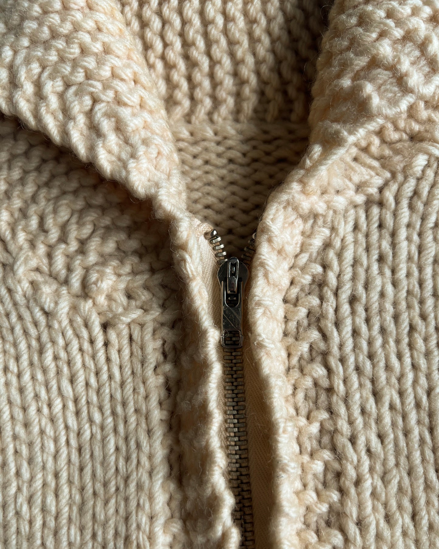 1950S HUNTING COWICHAN KNITTED SWEATER (M/L)
