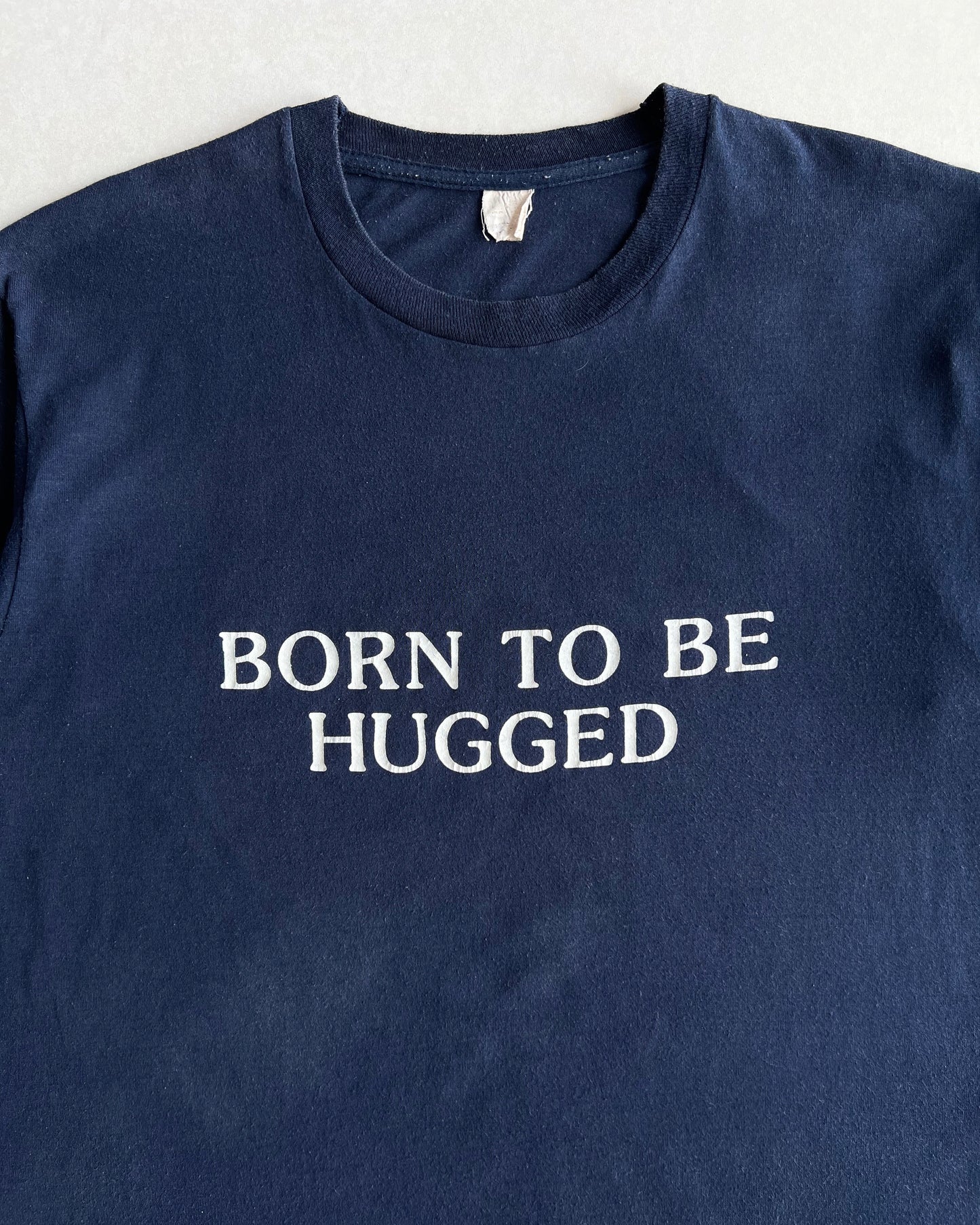 1980S 'BORN TO BE HUGGED' SINGLE STITCH TEE (L)