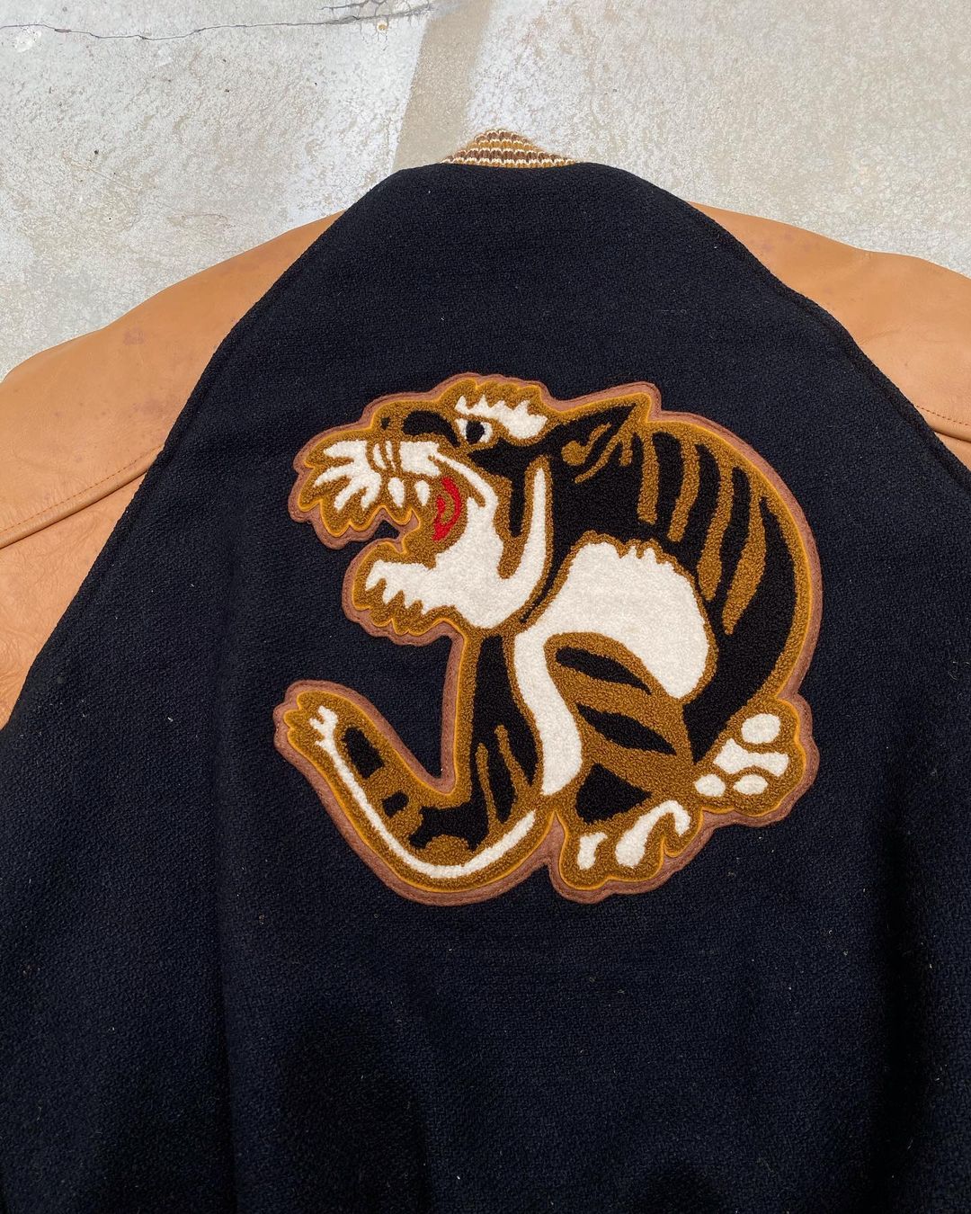 2000S ‘CALIF’ LEATHER SLEEVES VARSITY JACKET (M)