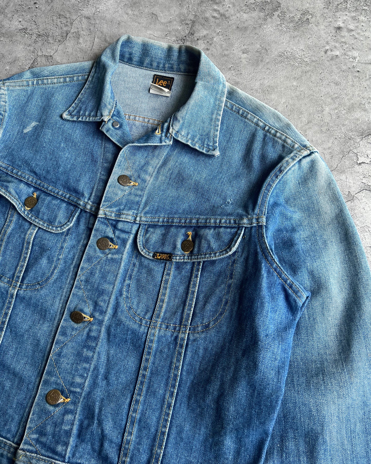1970S SUN FADED LEE DENIM TRUCKER JACKET (M)