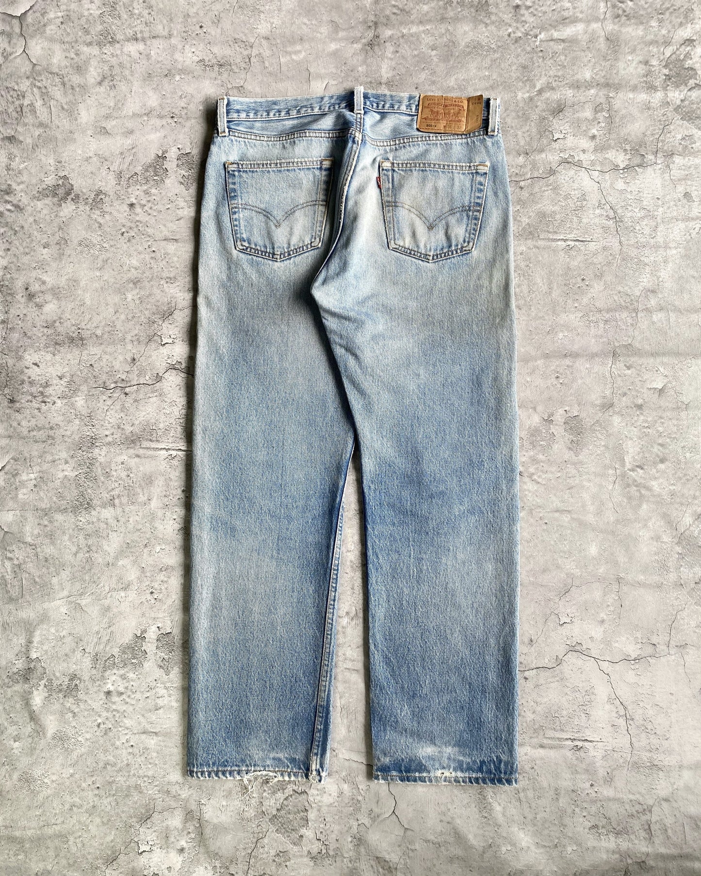 1990S FADED WASH LEVI'S 501 REPAIRED JEANS (36X32)