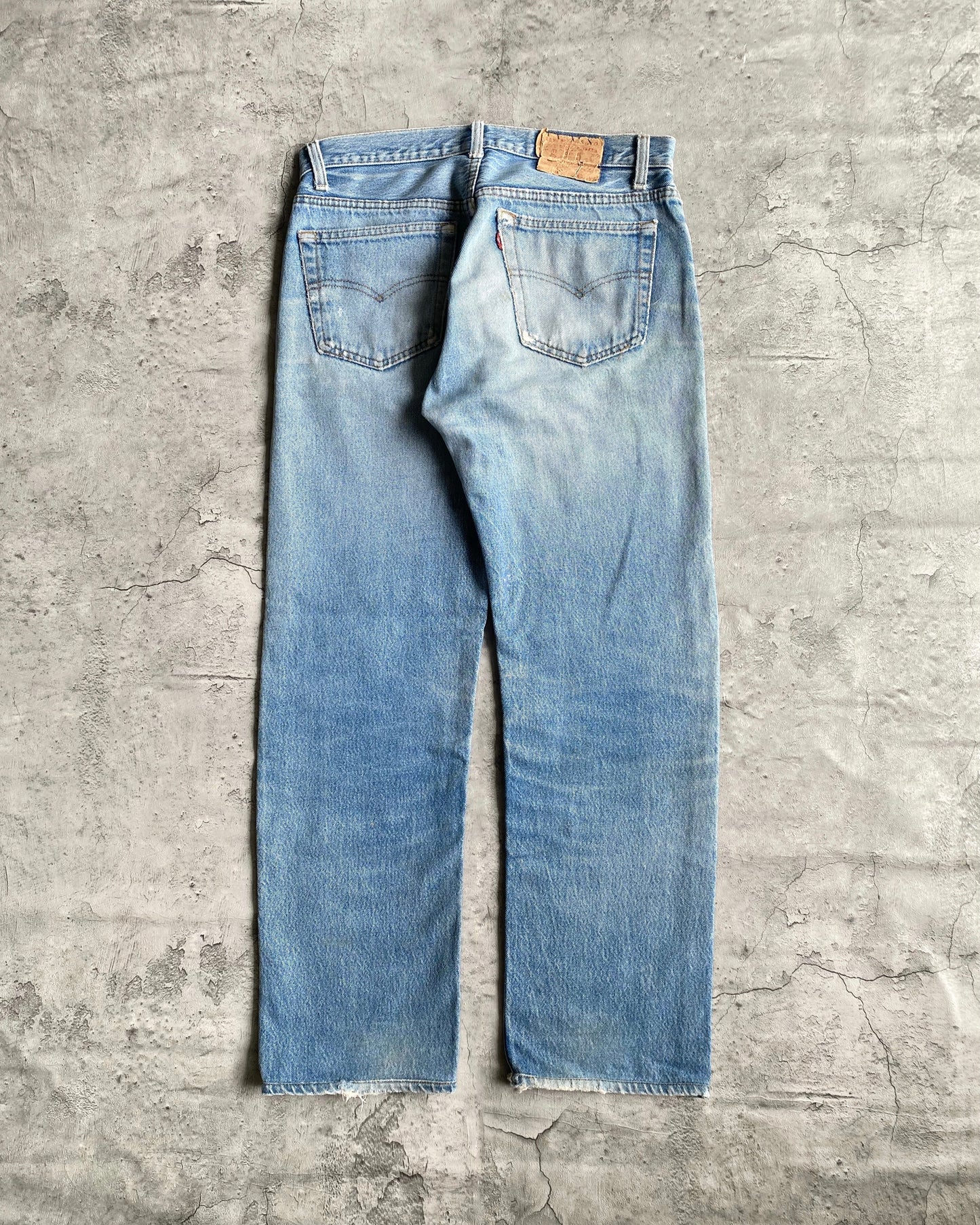 1980S FADED WASHED LEVI'S 501 PATCHED JEANS (33x38)