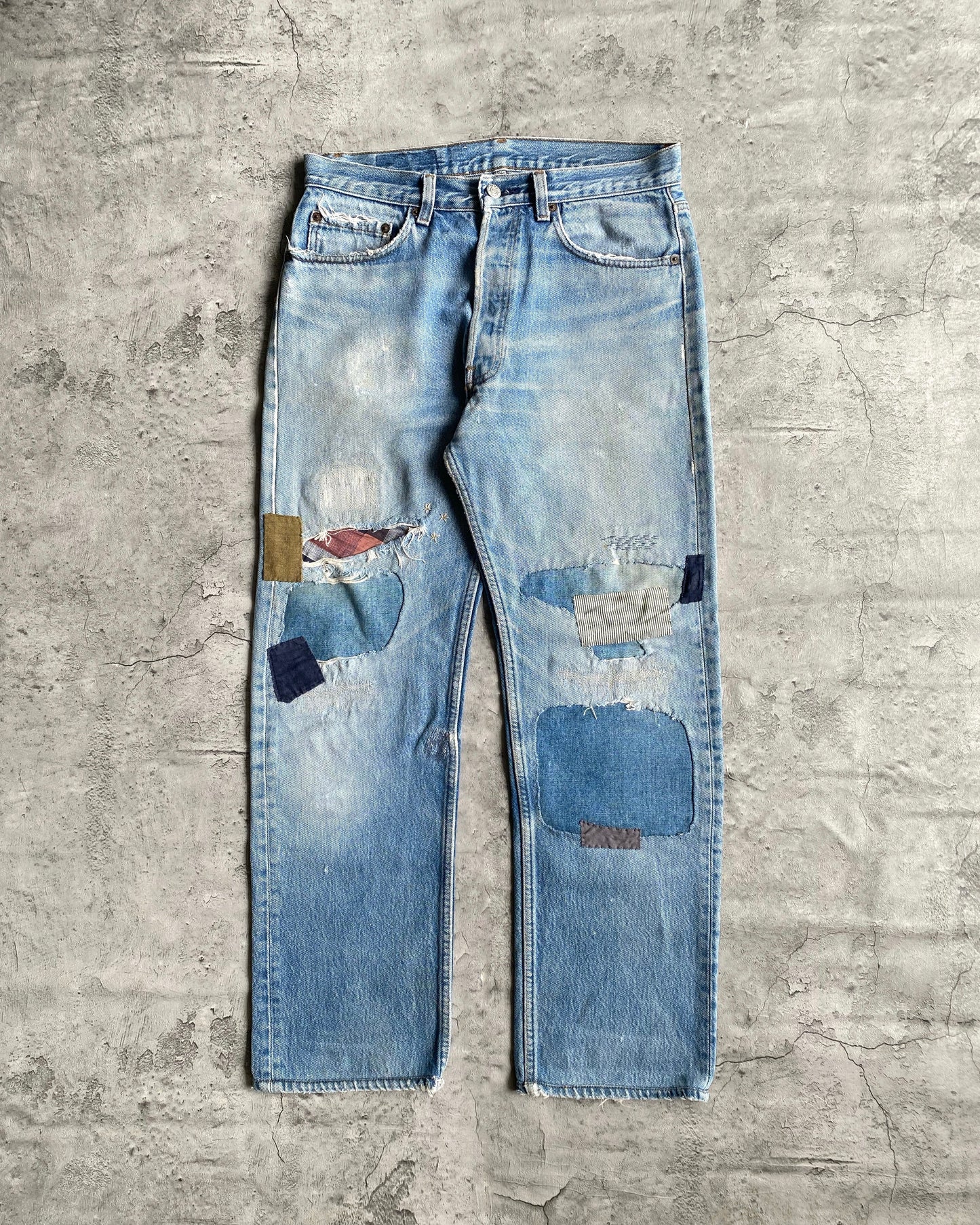 1980S FADED WASHED LEVI'S 501 PATCHED JEANS (33x38)