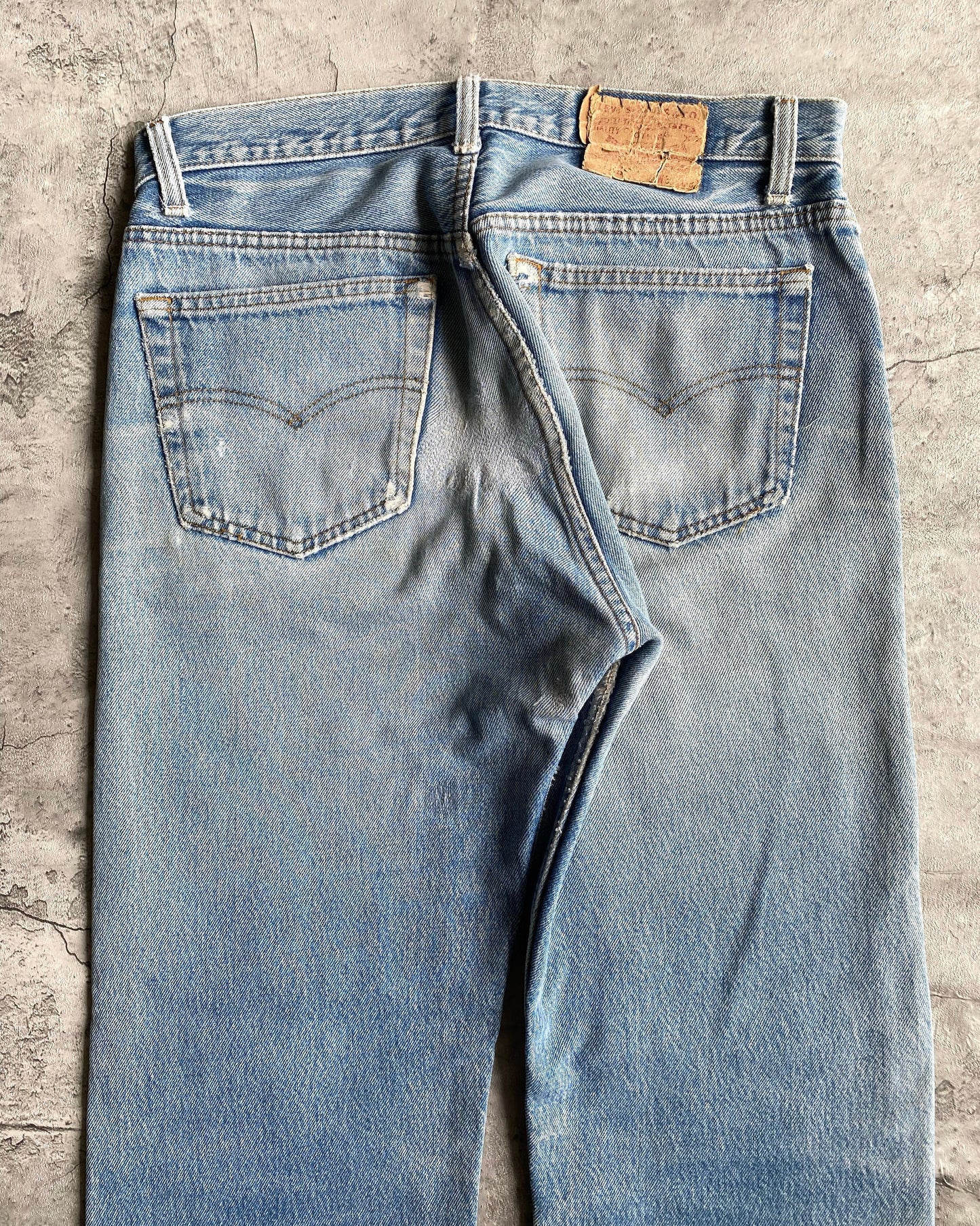 1980S FADED WASHED LEVI'S 501 PATCHED JEANS (33x38)