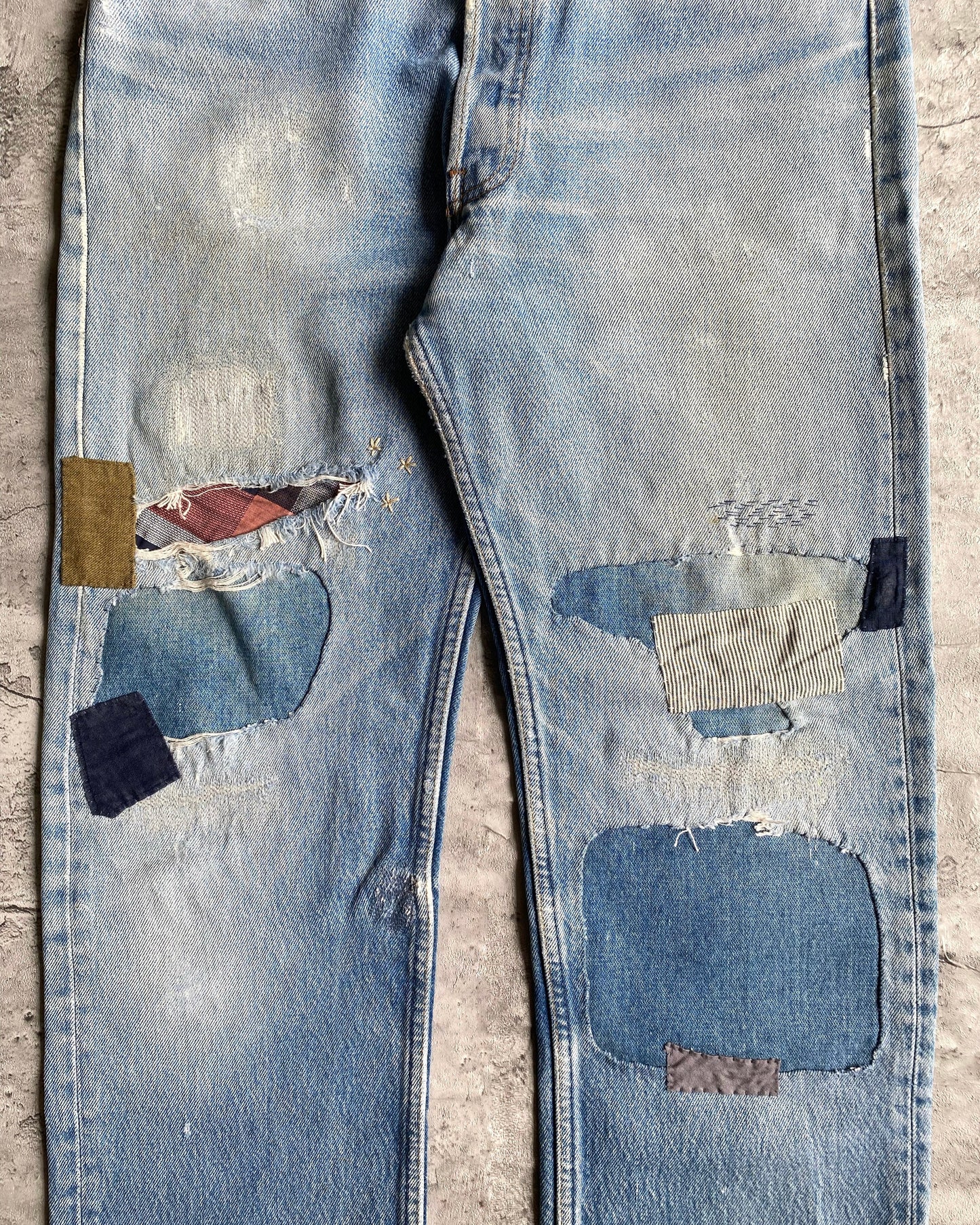 1980S FADED WASHED LEVI'S 501 PATCHED JEANS (33x38)