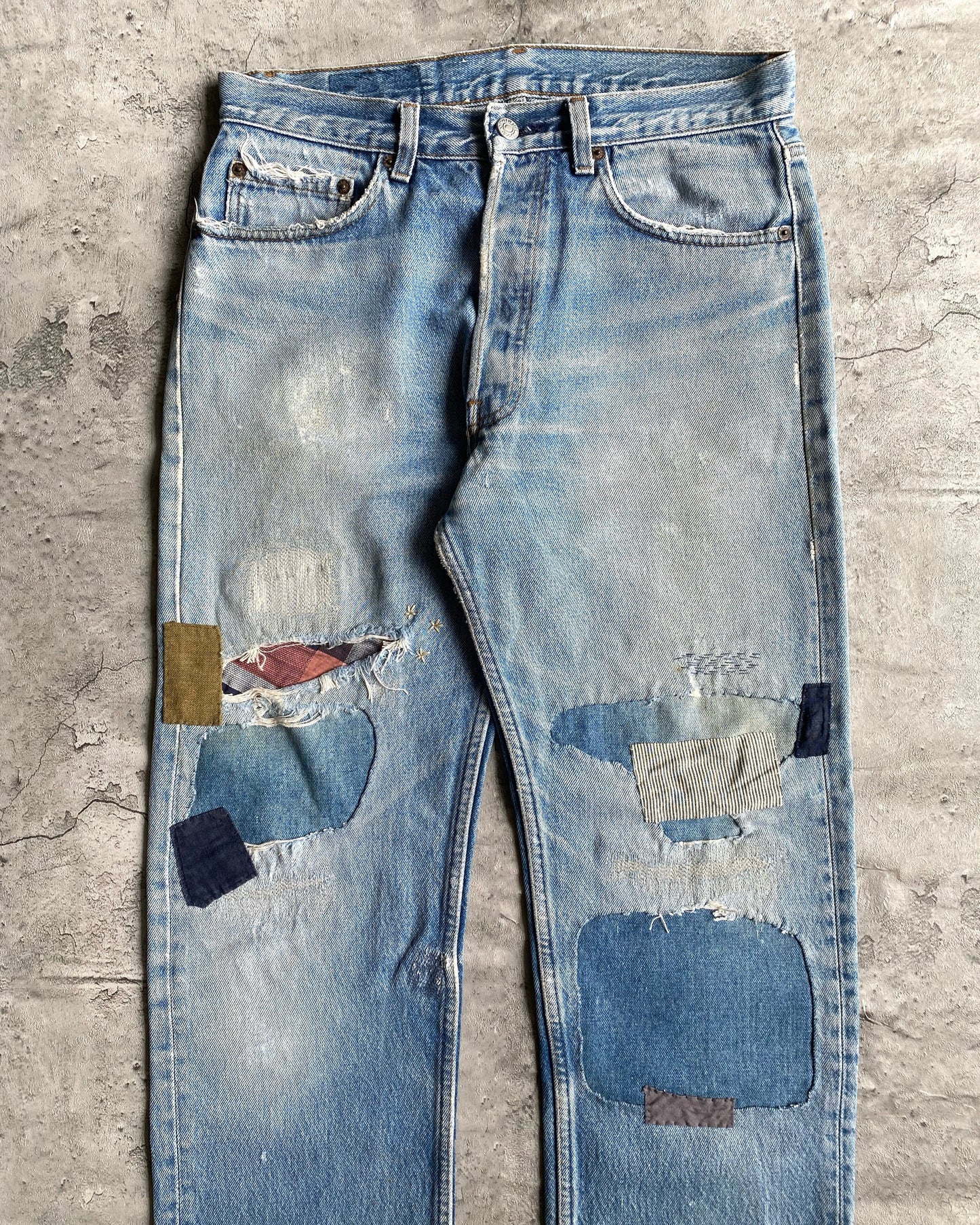 1980S FADED WASHED LEVI'S 501 PATCHED JEANS (33x38)
