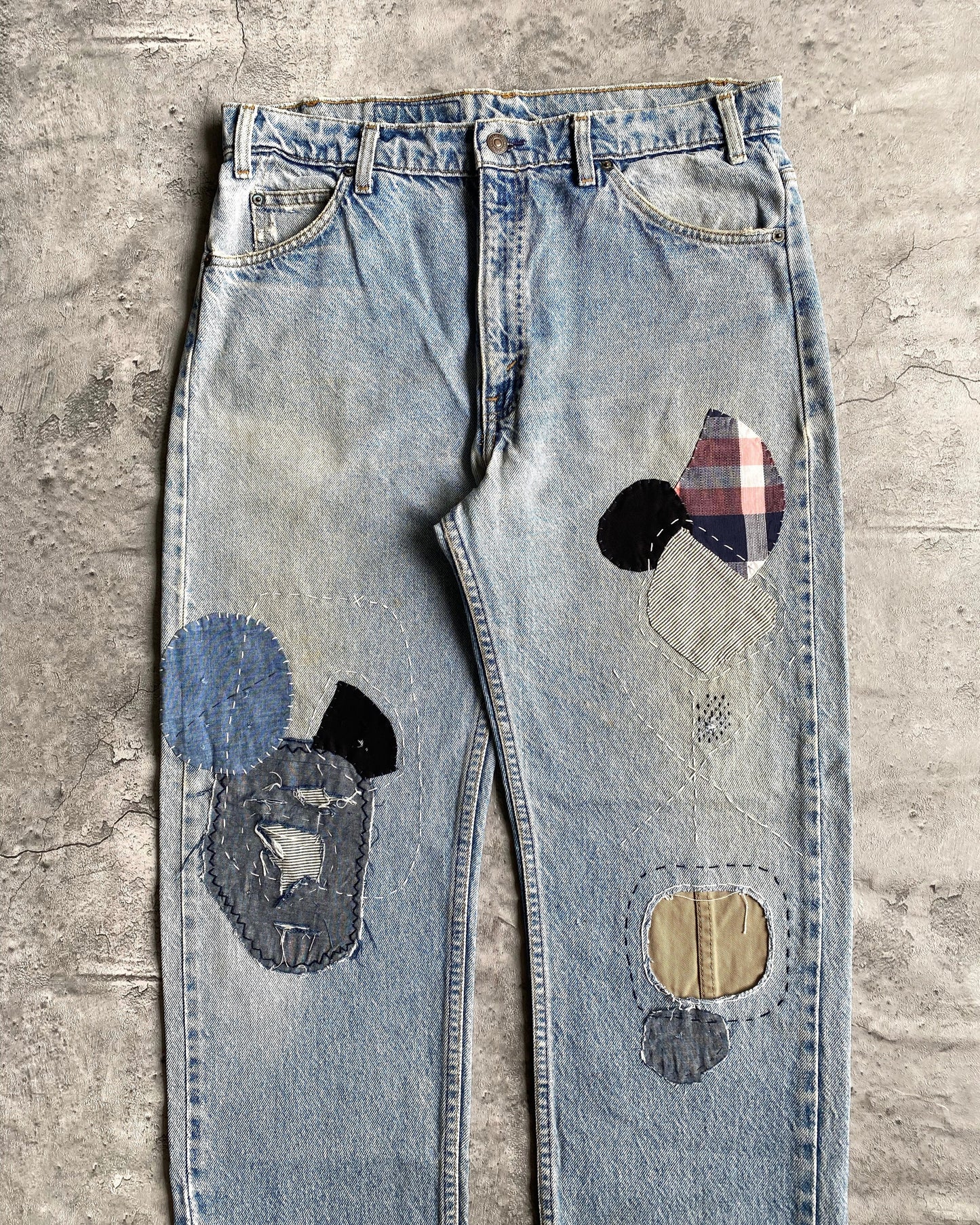 1990S LIGHT WASH LEVI'S 505 PATCHED JEANS (34X30)
