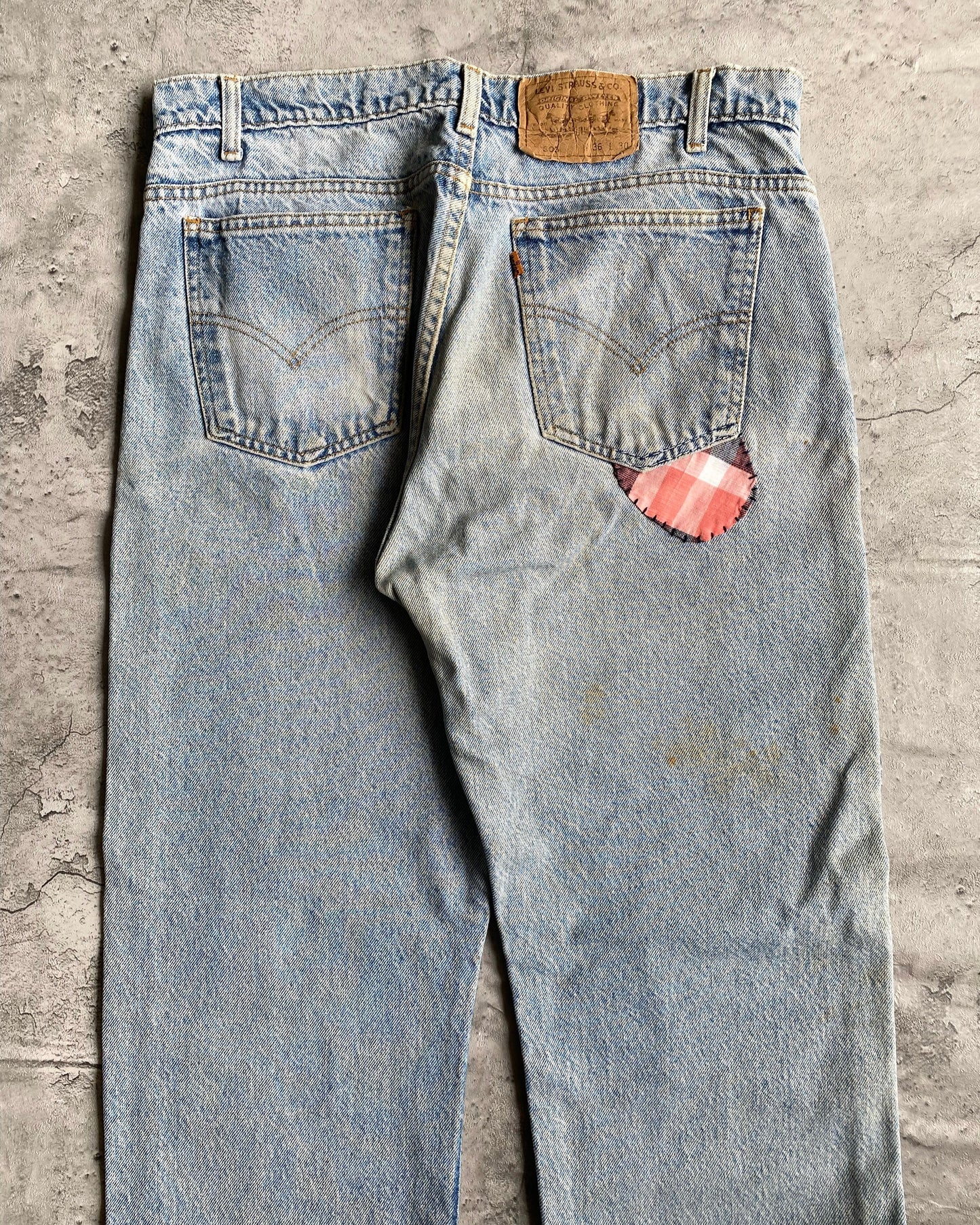 1990S LIGHT WASH LEVI'S 505 PATCHED JEANS (34X30)