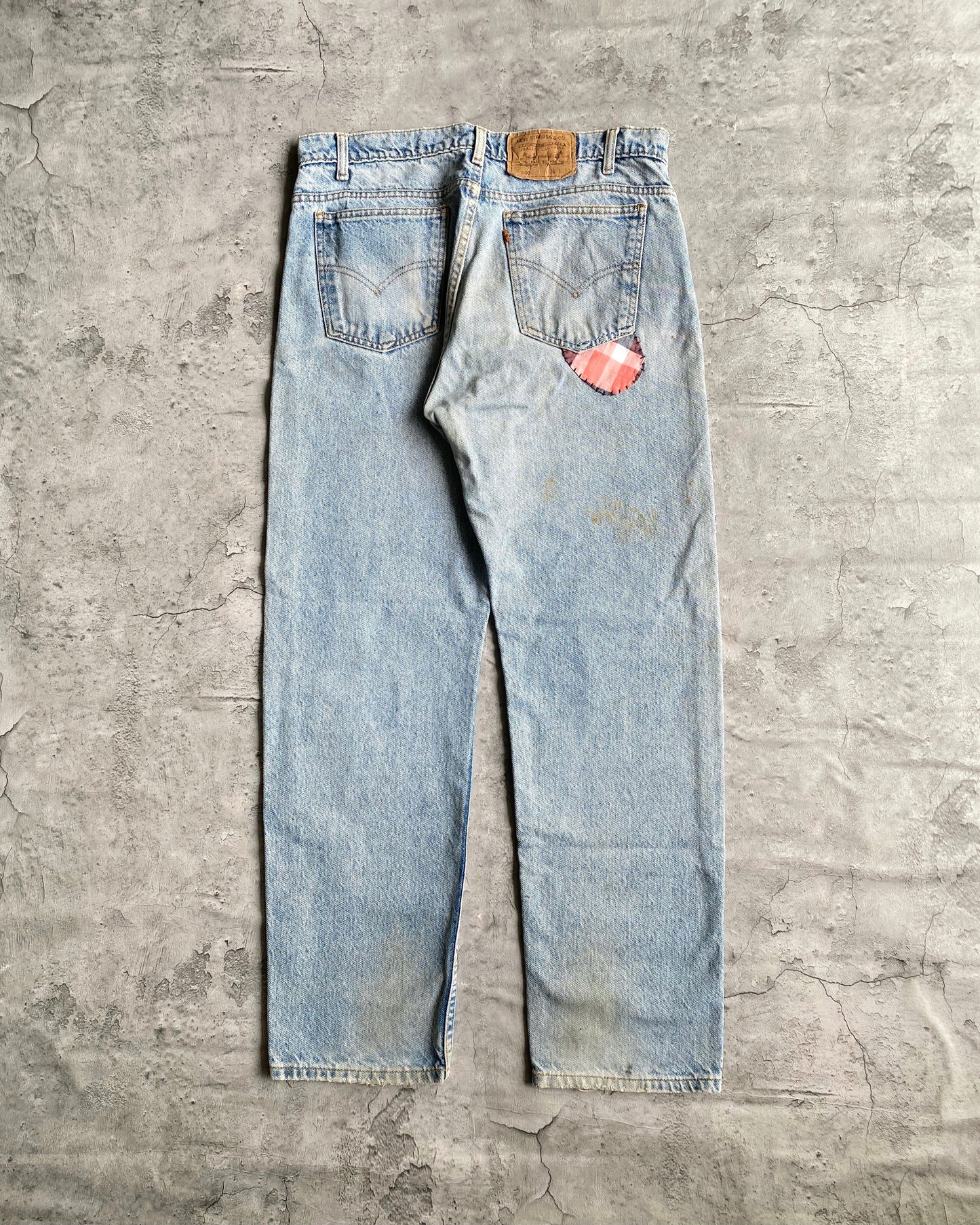 1990S LIGHT WASH LEVI'S 505 PATCHED JEANS (34X30)