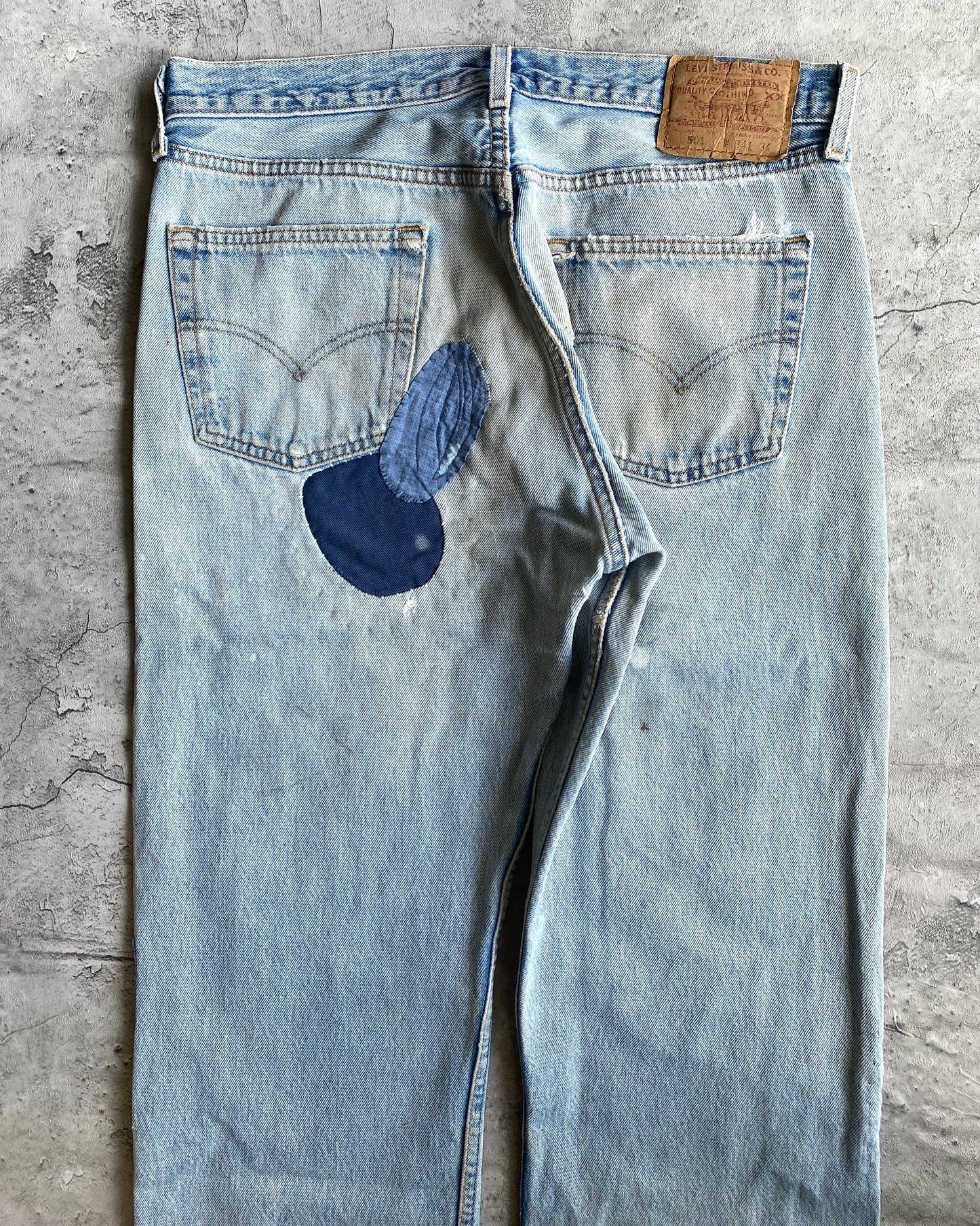1990S FADED WASHED LEVI'S 501 PATCHED JEANS (34X34)