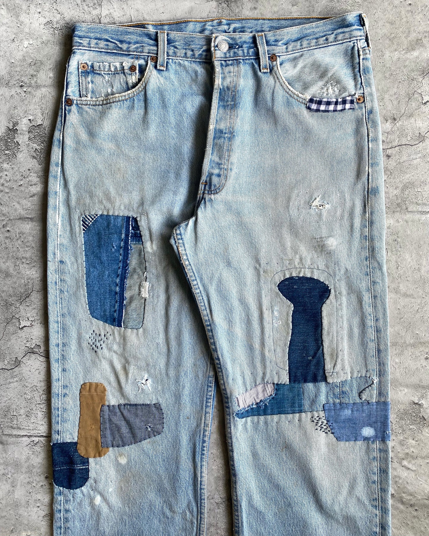 1990S FADED WASHED LEVI'S 501 PATCHED JEANS (34X34)