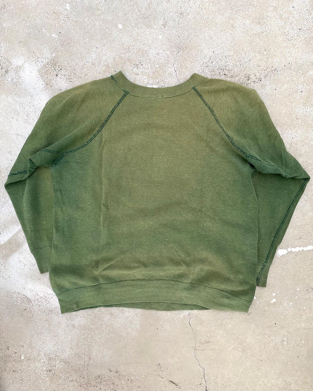 1960S SUN FADED ‘HARVARD UNIVERSITY’ RAGLAN SWEATSHIRT (S/M)