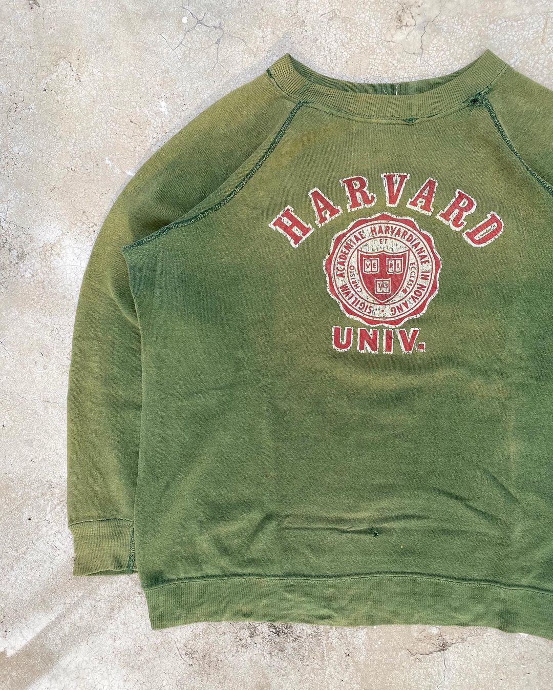 1960S SUN FADED ‘HARVARD UNIVERSITY’ RAGLAN SWEATSHIRT (S/M)