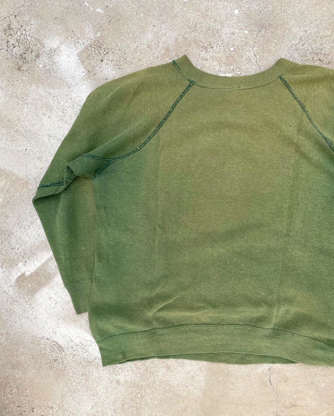 1960S SUN FADED ‘HARVARD UNIVERSITY’ RAGLAN SWEATSHIRT (S/M)