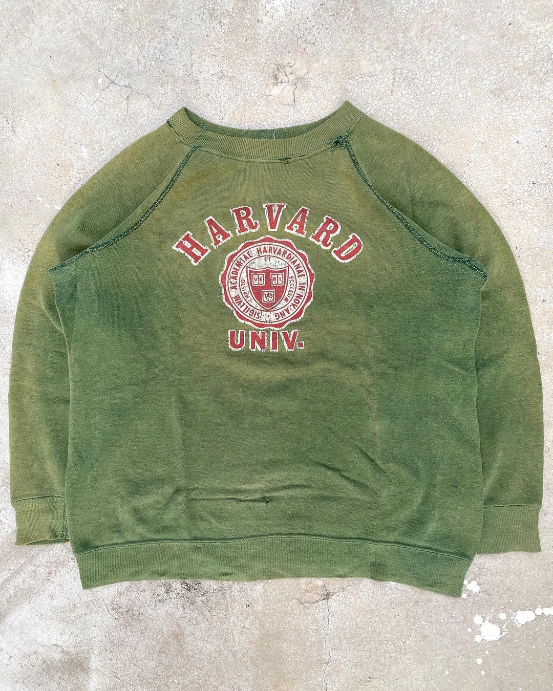 1960S SUN FADED ‘HARVARD UNIVERSITY’ RAGLAN SWEATSHIRT (S/M)