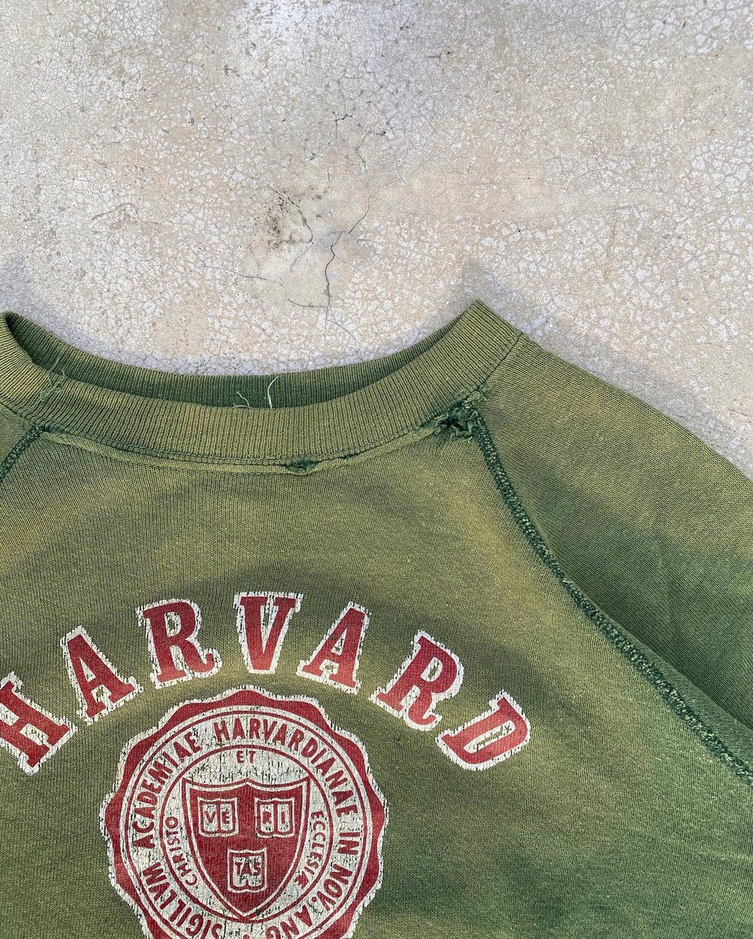 1960S SUN FADED ‘HARVARD UNIVERSITY’ RAGLAN SWEATSHIRT (S/M)