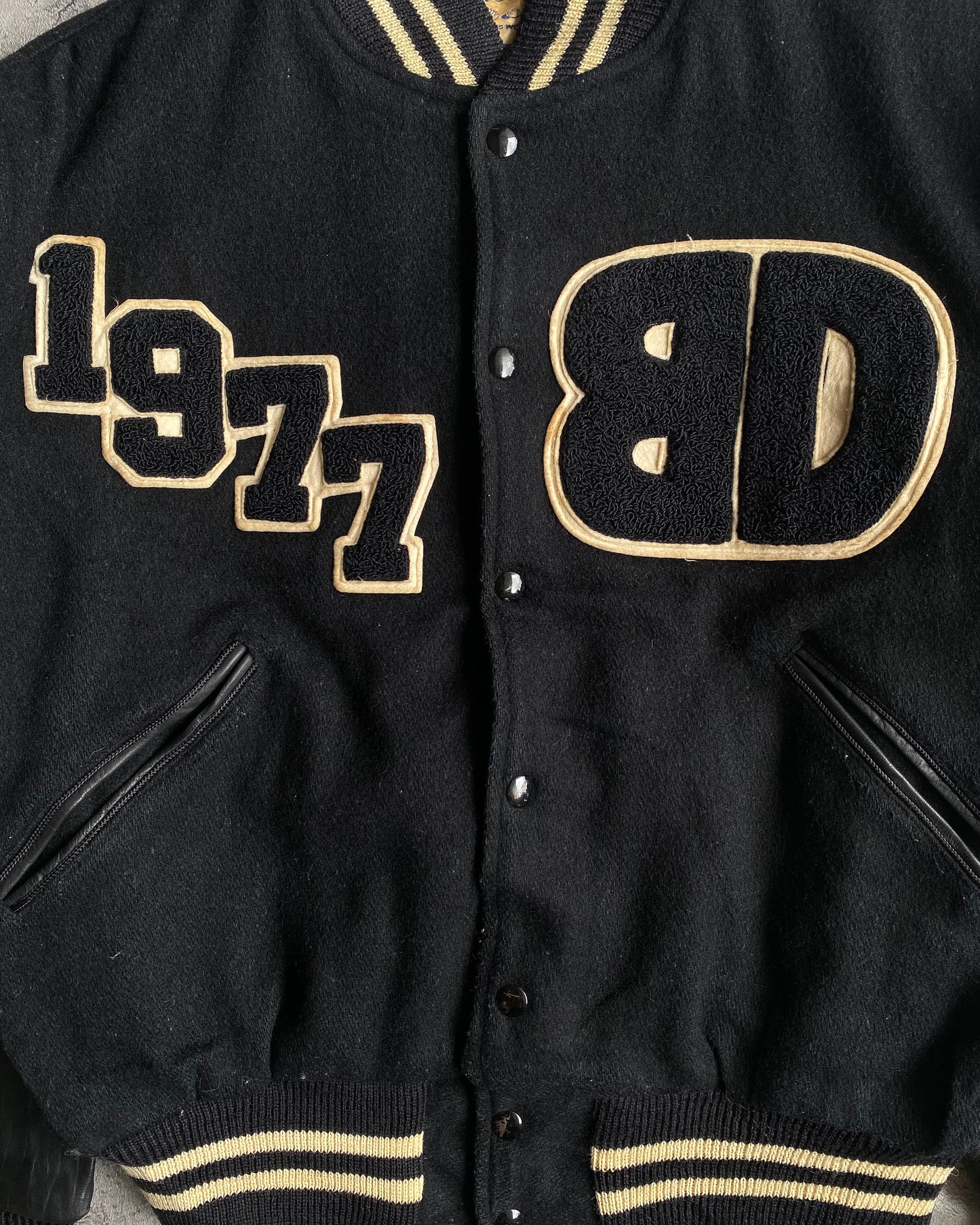 1977 'BACKDROP KING' LEATHER SLEEVES VARSITY JACKET (M/L)