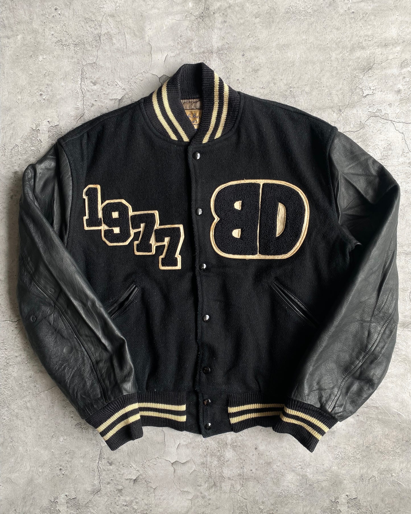 1977 'BACKDROP KING' LEATHER SLEEVES VARSITY JACKET (M/L)
