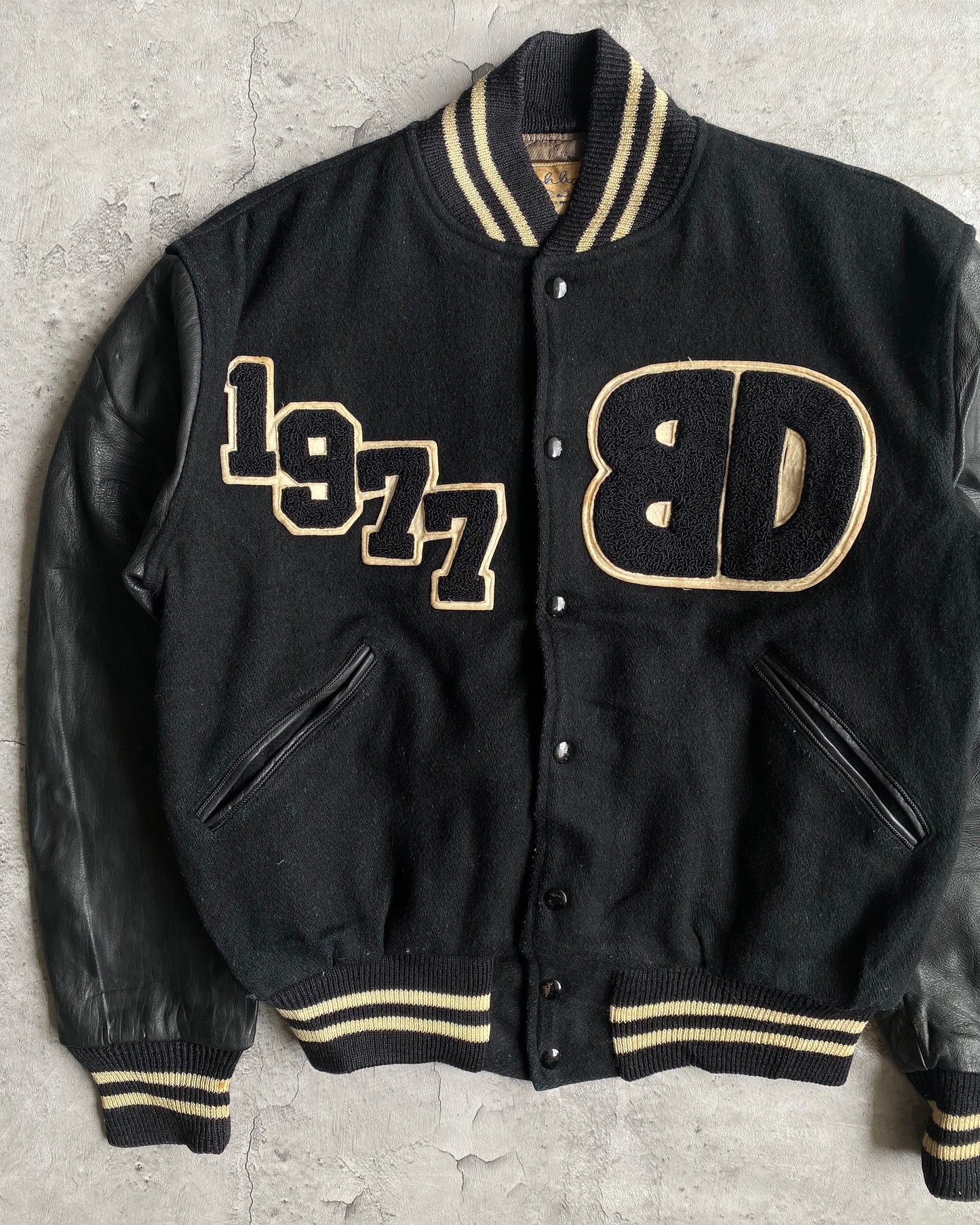 1977 'BACKDROP KING' LEATHER SLEEVES VARSITY JACKET (M/L)