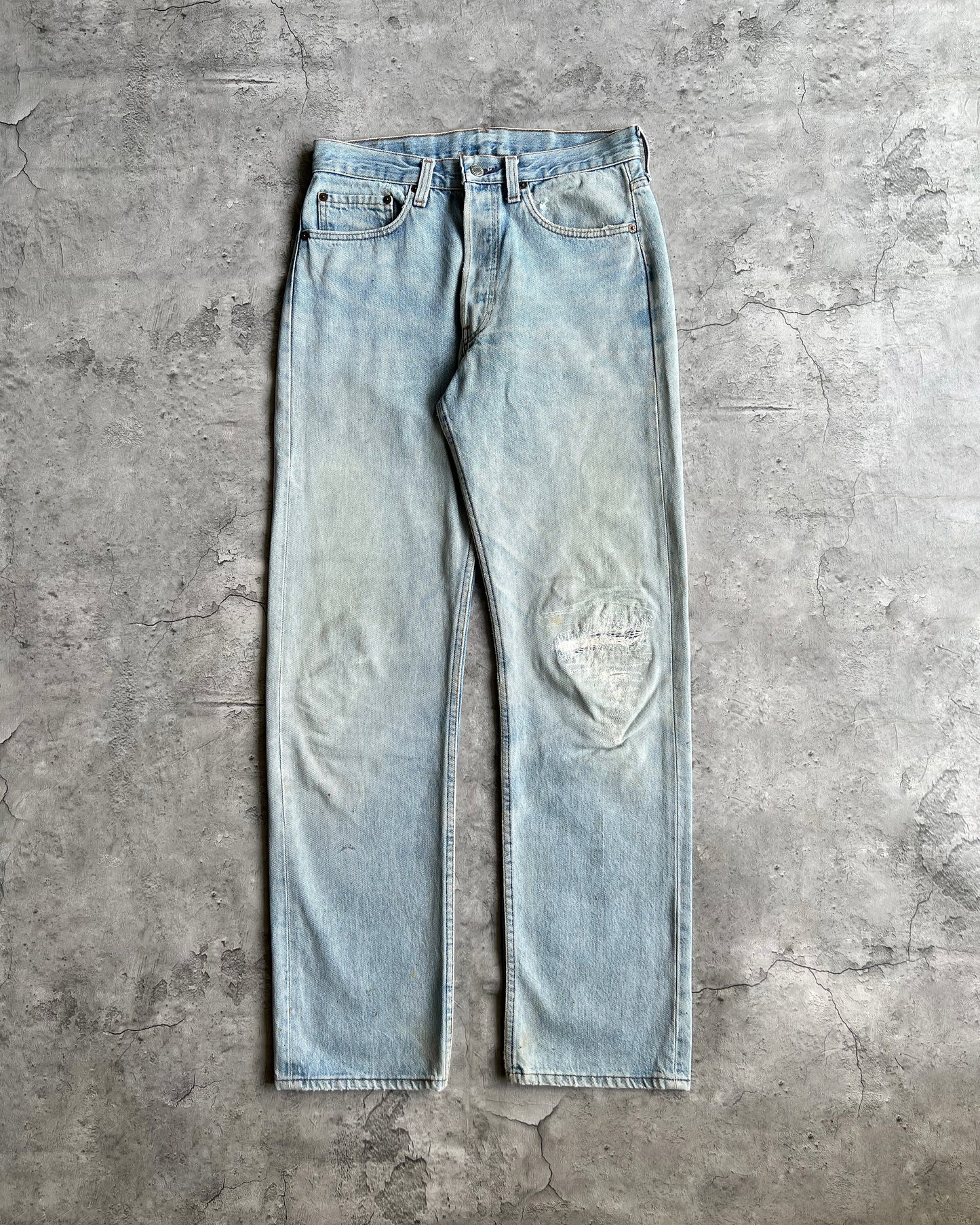 1980S LIGHT WASHED LEVI'S 501 REPAIRED JEANS (30X32)