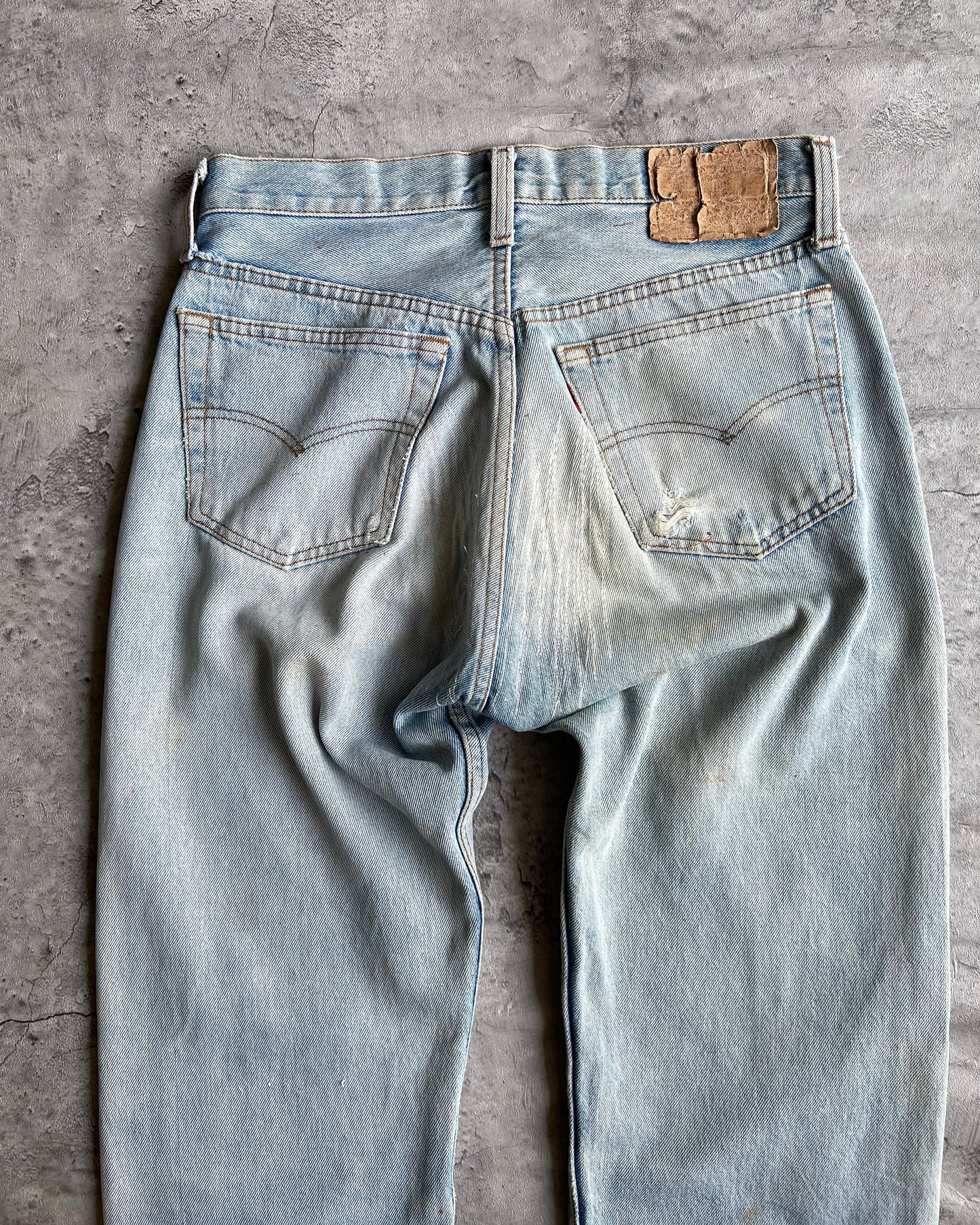 1980S LIGHT WASHED LEVI'S 501 REPAIRED JEANS (30X32)