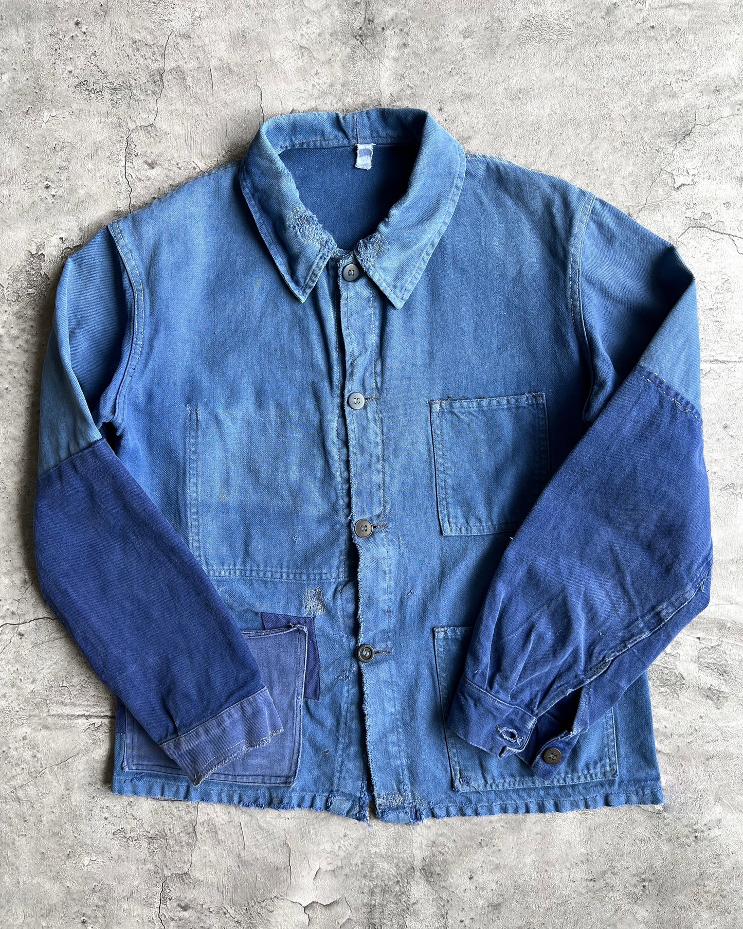 1950S FADED ROUND COLLAR REPAIRED FRENCH WORK CHORE JACKET (M/L)