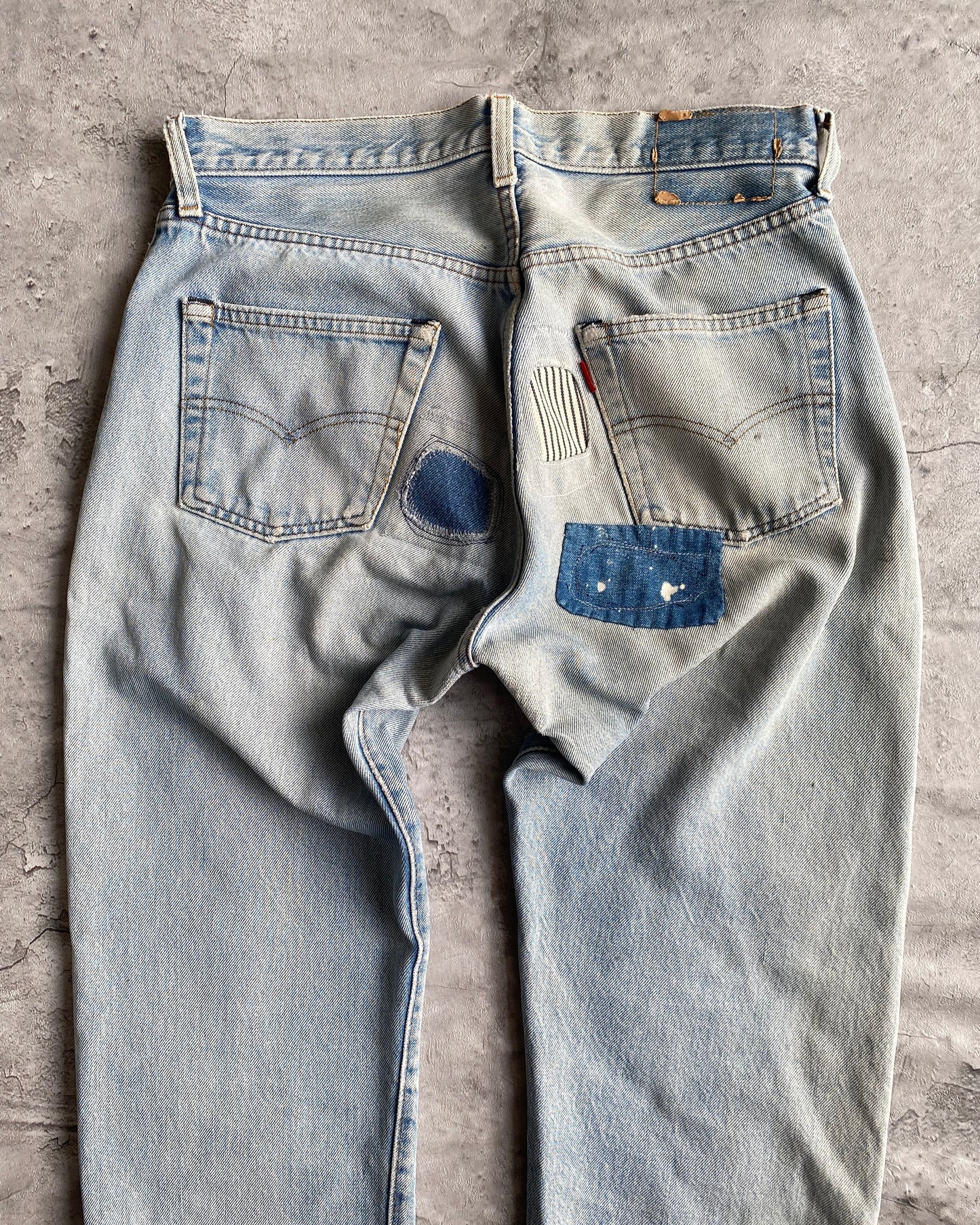 1980S FADED BLUE LEVI'S 501 REDLINE SELVEDGE REPAIRED JEANS (32X31)