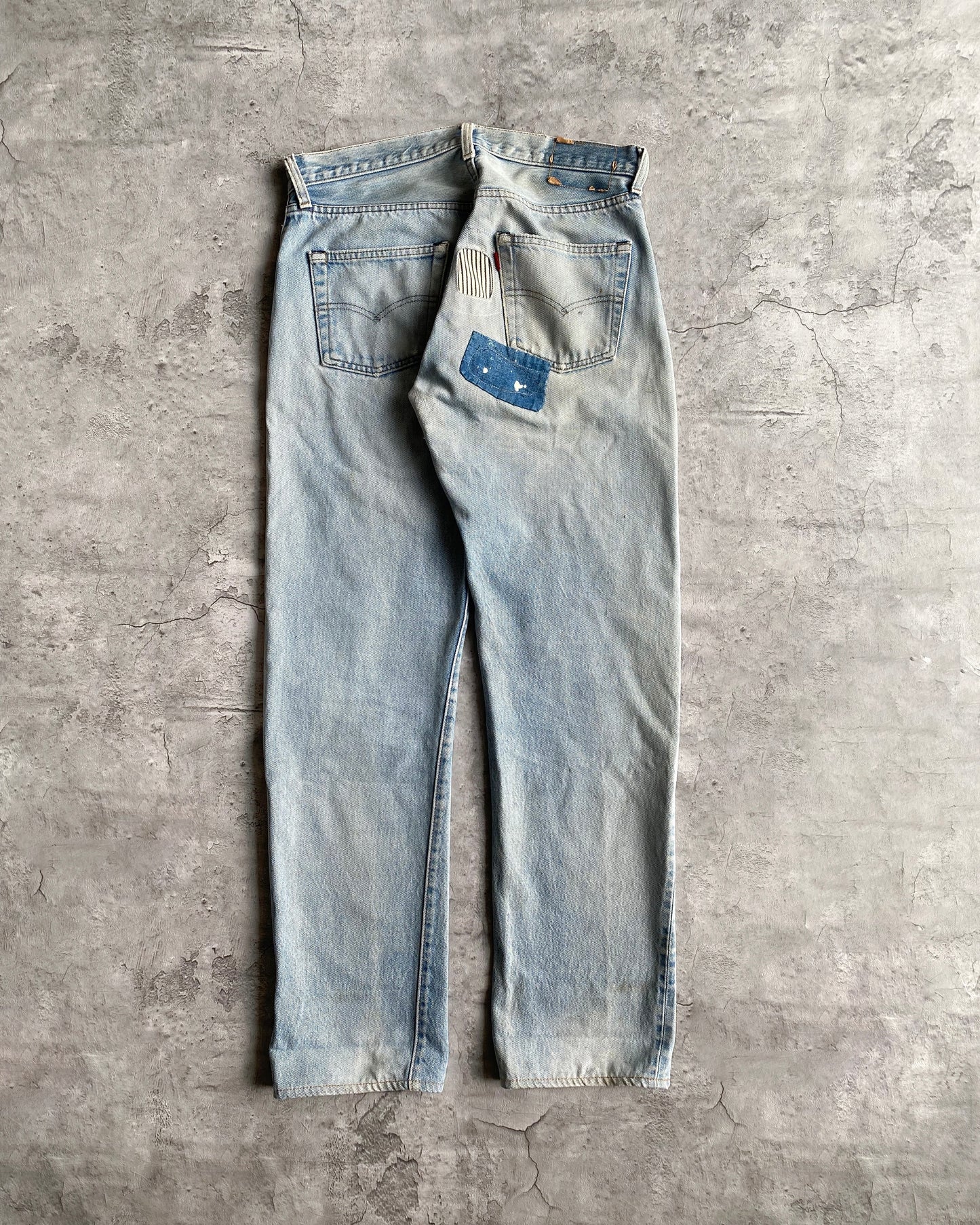 1980S FADED BLUE LEVI'S 501 REDLINE SELVEDGE REPAIRED JEANS (32X31)