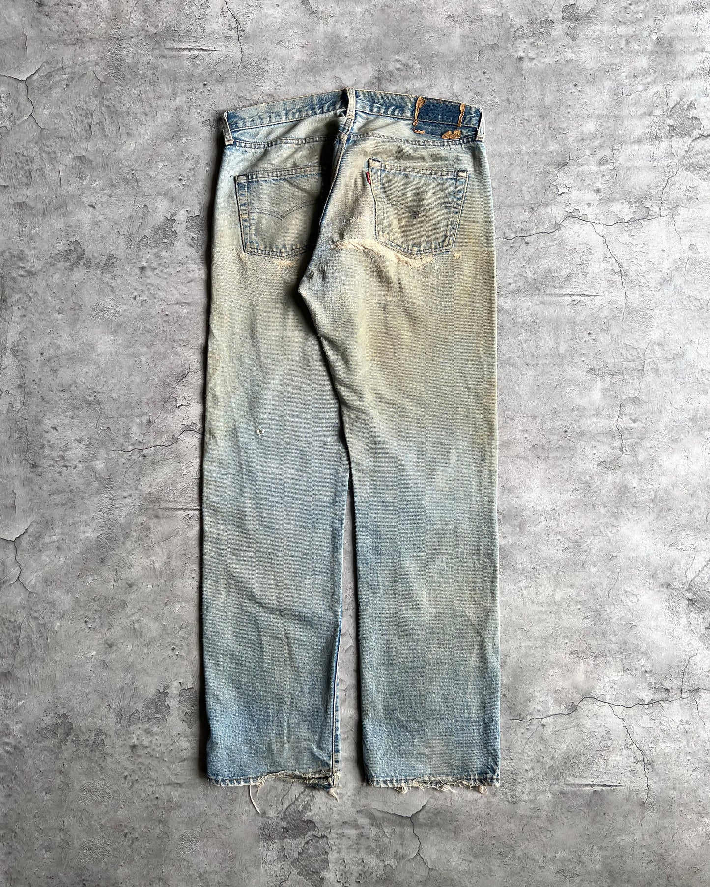 1980S FADED BLUE LEVI'S 501 REDLINE SELVEDGE REPAIRED JEANS (33X31)