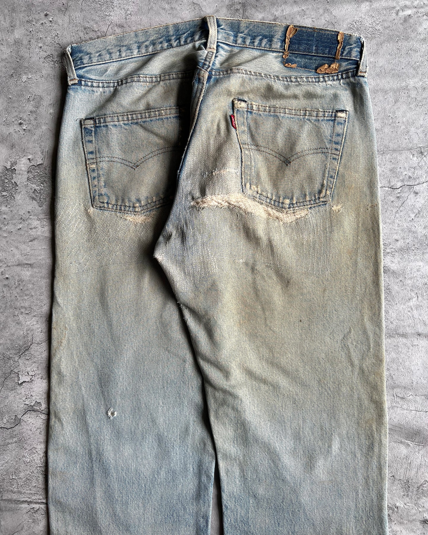 1980S FADED BLUE LEVI'S 501 REDLINE SELVEDGE REPAIRED JEANS (33X31)