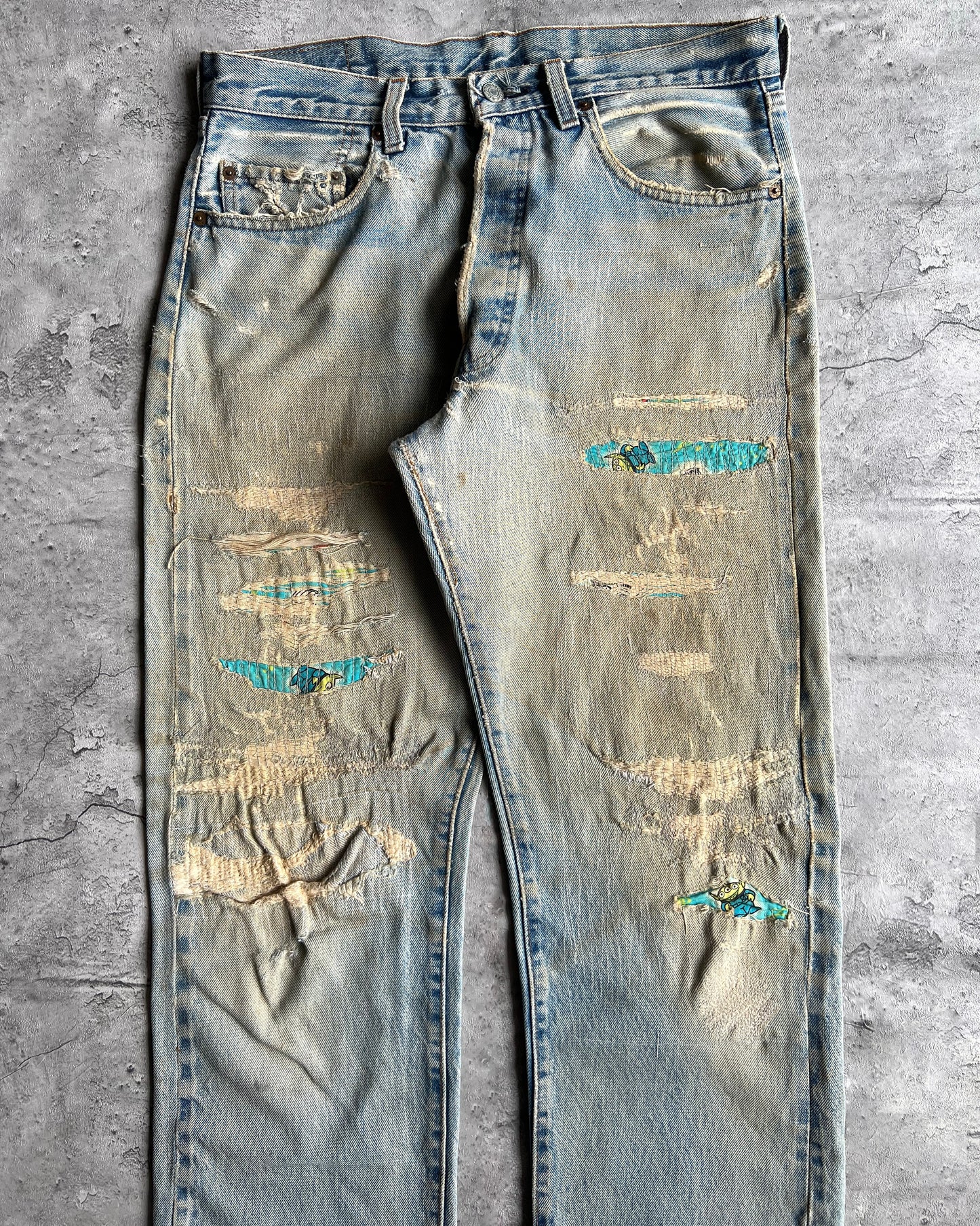 1980S FADED BLUE LEVI'S 501 REDLINE SELVEDGE REPAIRED JEANS (33X31)