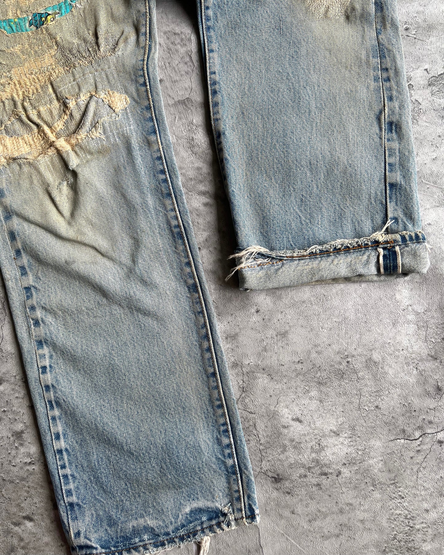 1980S FADED BLUE LEVI'S 501 REDLINE SELVEDGE REPAIRED JEANS (33X31)