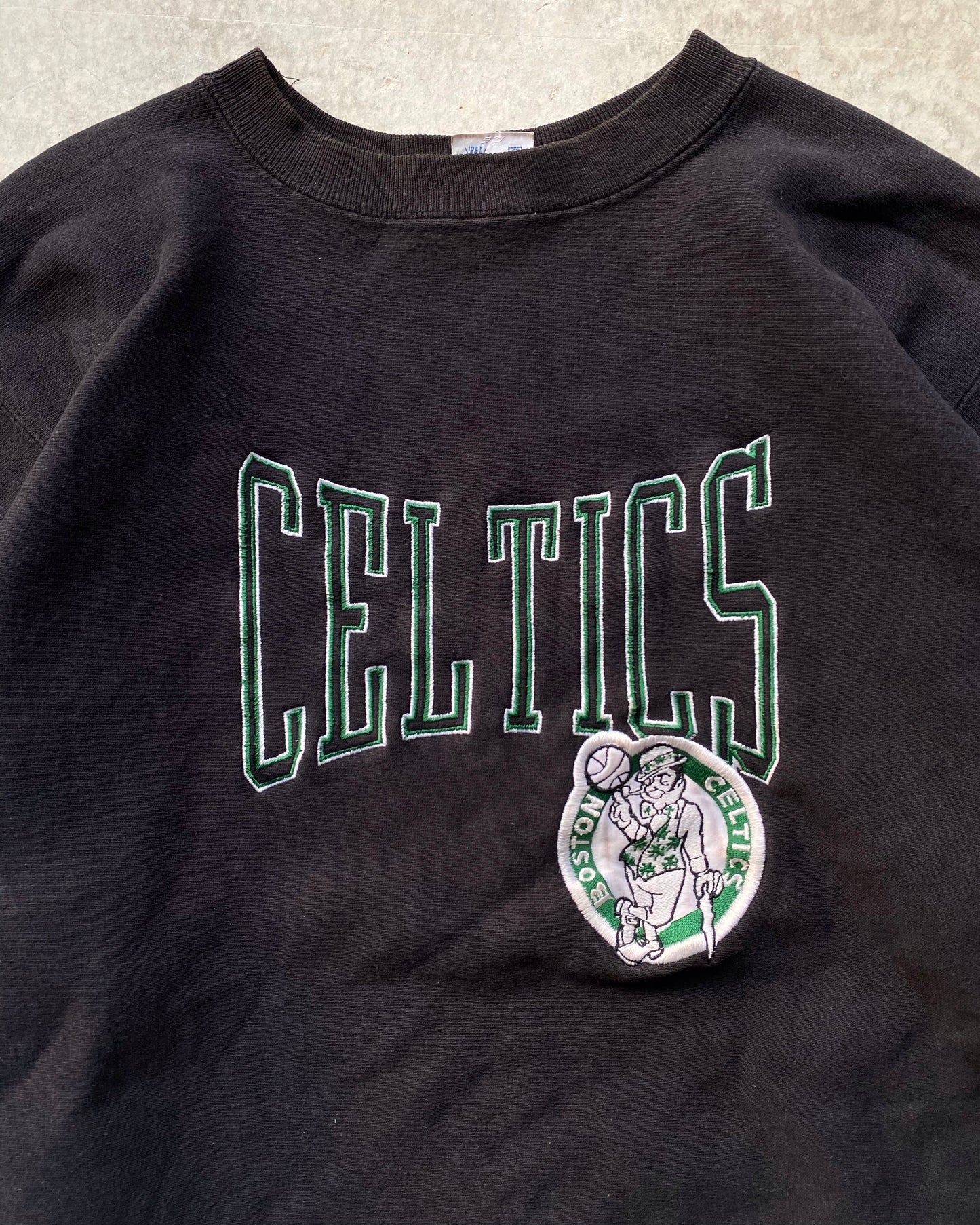 1990S BLACK 'BOSTON CELTICS' CHAMPION REVERSE WEAVE SWEATSHIRT (M-XL)