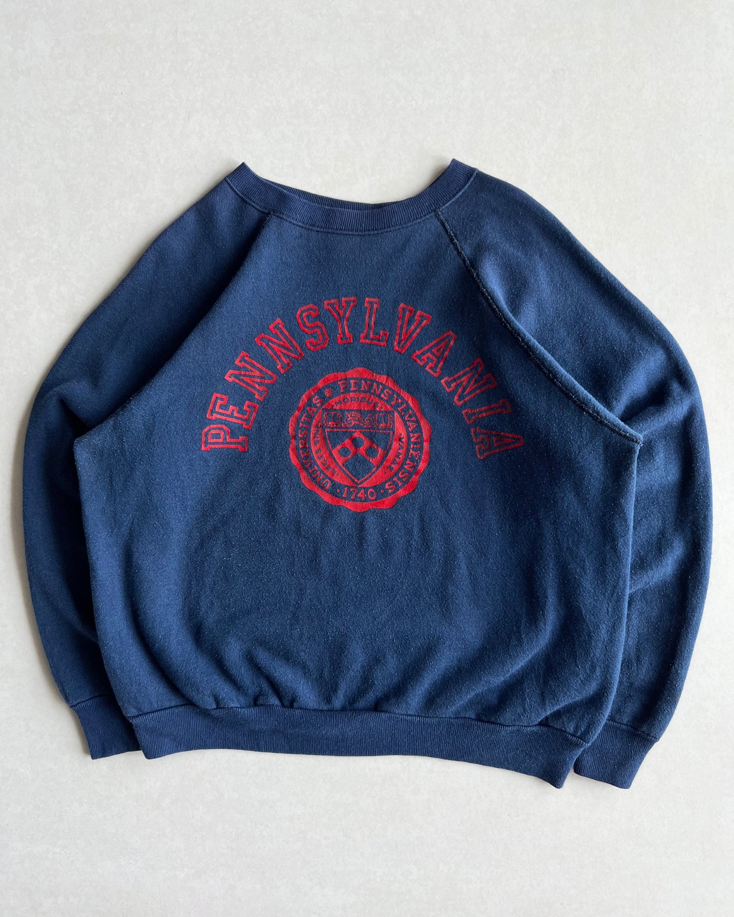 1970S 'UNNIVERSITY OF PENNSYLVANIA' RAGLAN SWEATSHIRT (L)