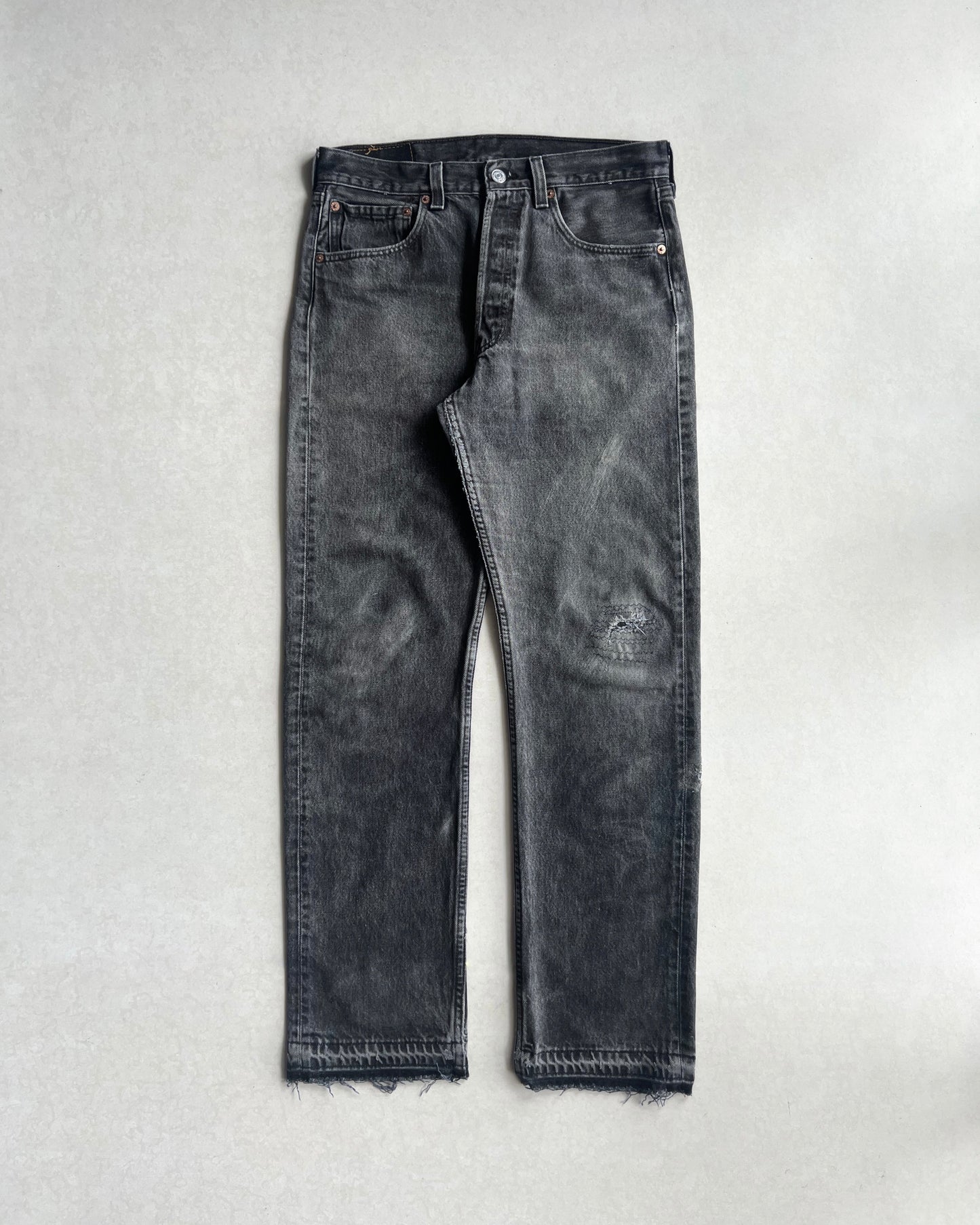 1990S FADED BLACK LEVI'S 501 RELEASED HEM JEANS (31X30)