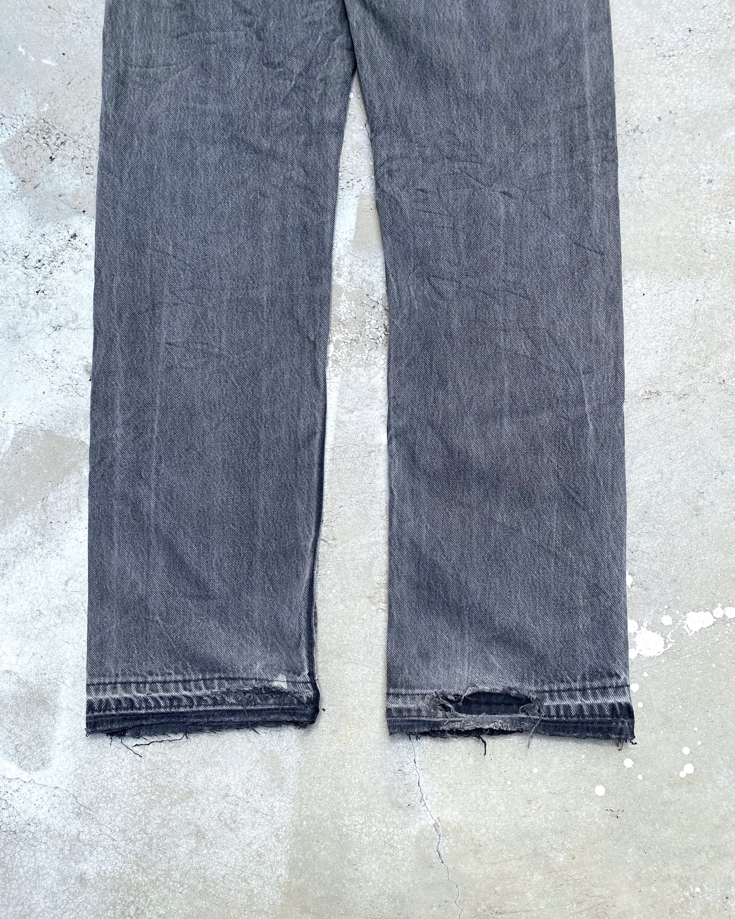 1990S FADED BLACK LEVI'S 501 RELEASED HEM JEANS (31X32)