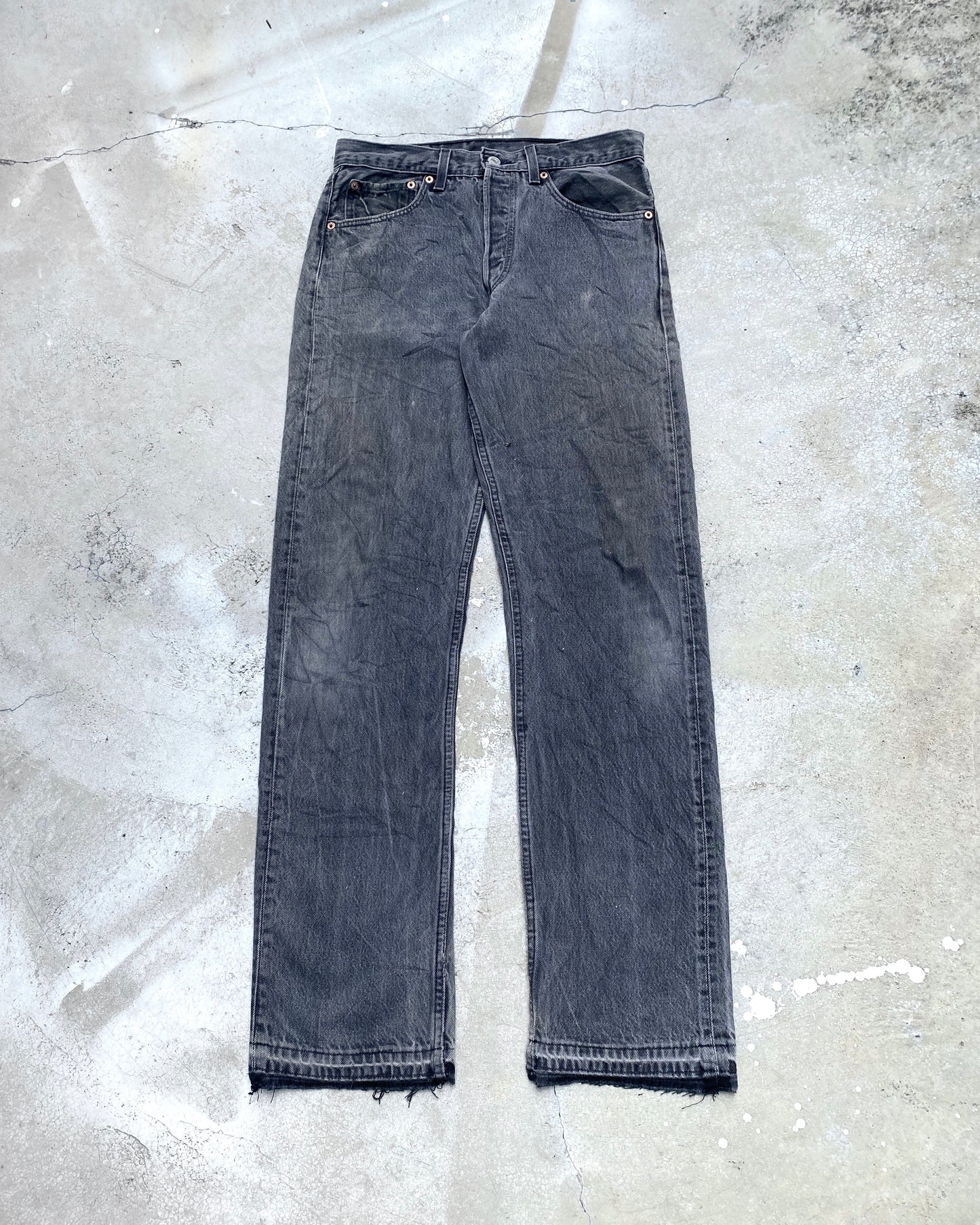 1990S FADED BLACK LEVI'S 501 RELEASED HEM JEANS (31X32)