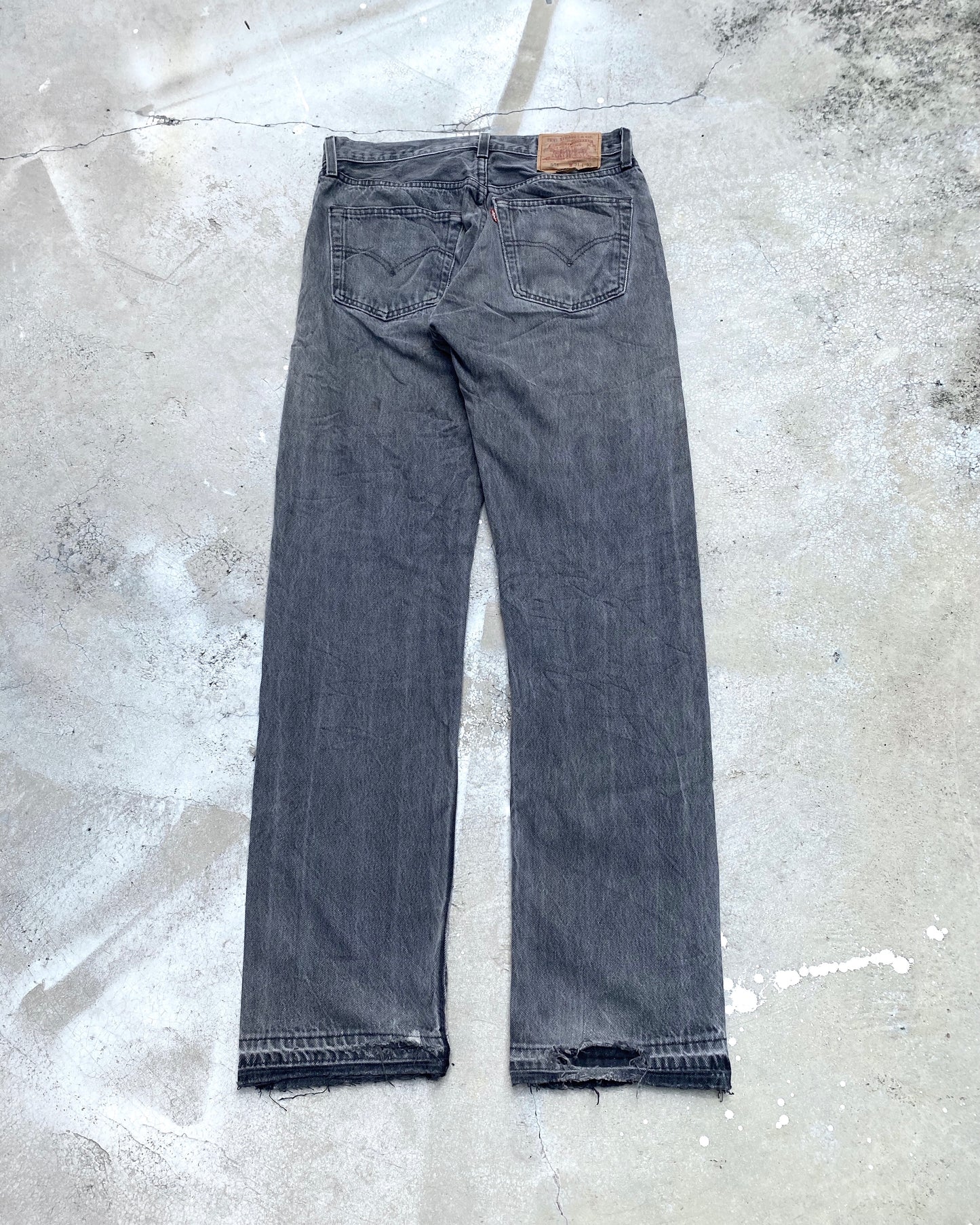 1990S FADED BLACK LEVI'S 501 RELEASED HEM JEANS (31X32)