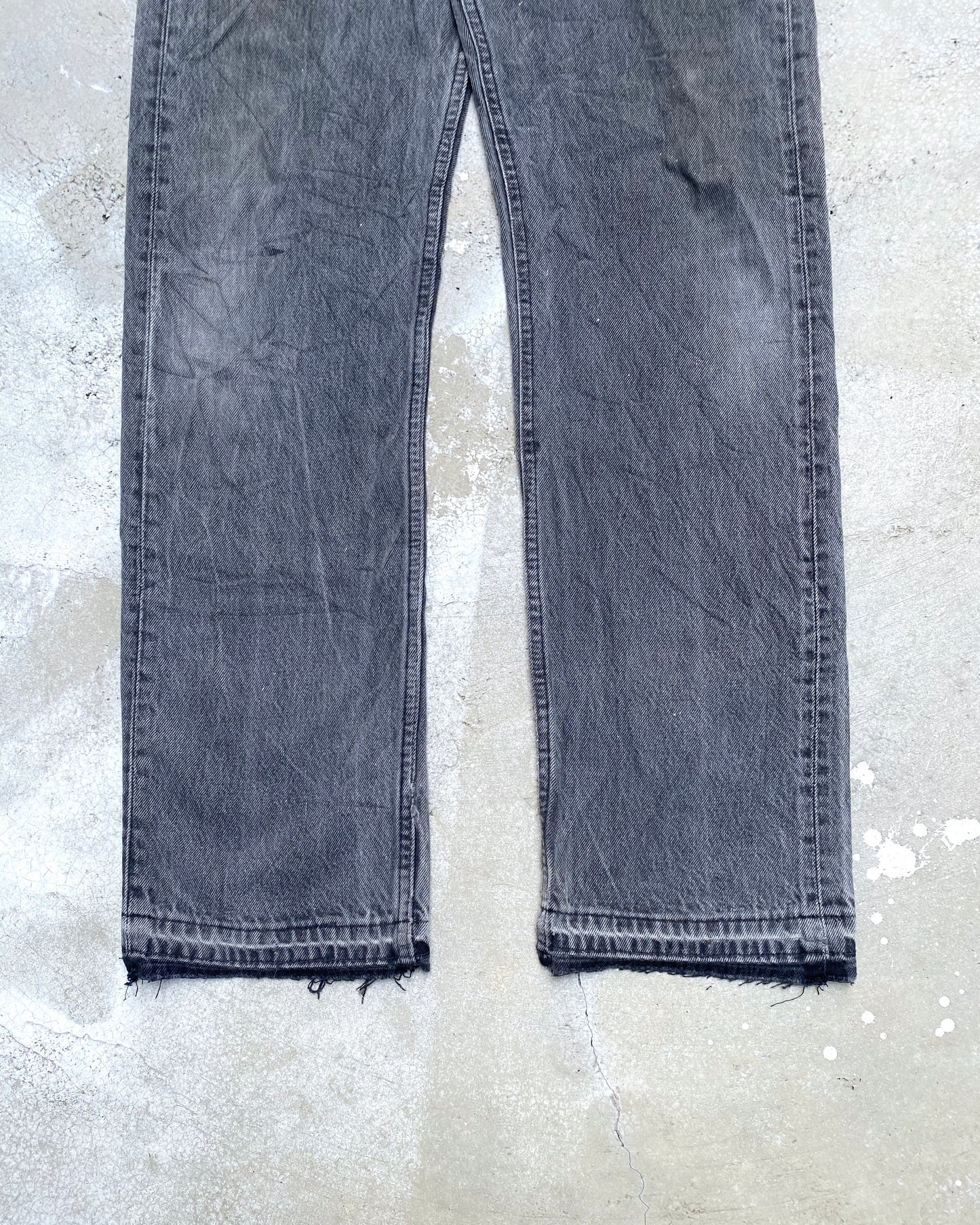 1990S FADED BLACK LEVI'S 501 RELEASED HEM JEANS (31X32)