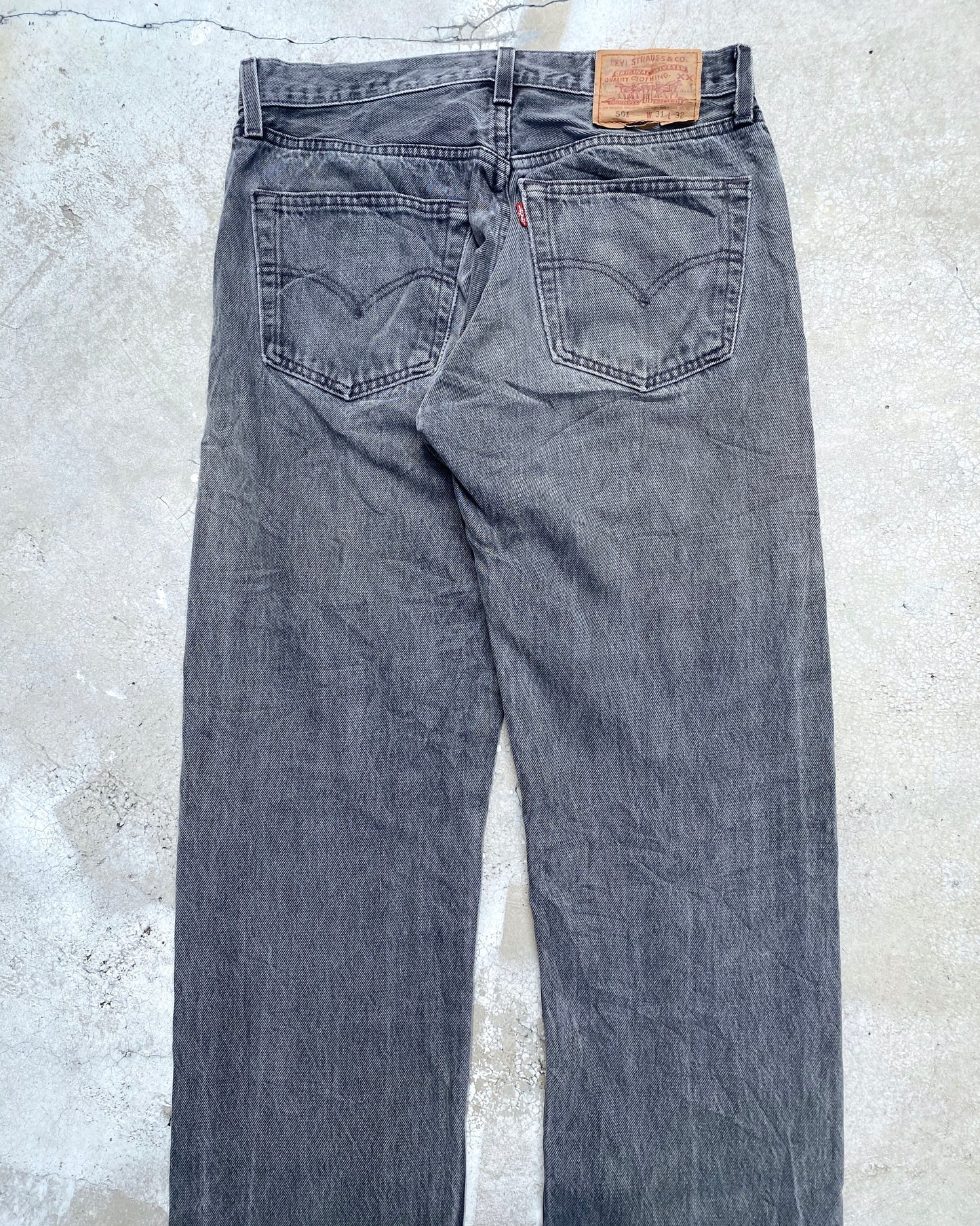 1990S FADED BLACK LEVI'S 501 RELEASED HEM JEANS (31X32)