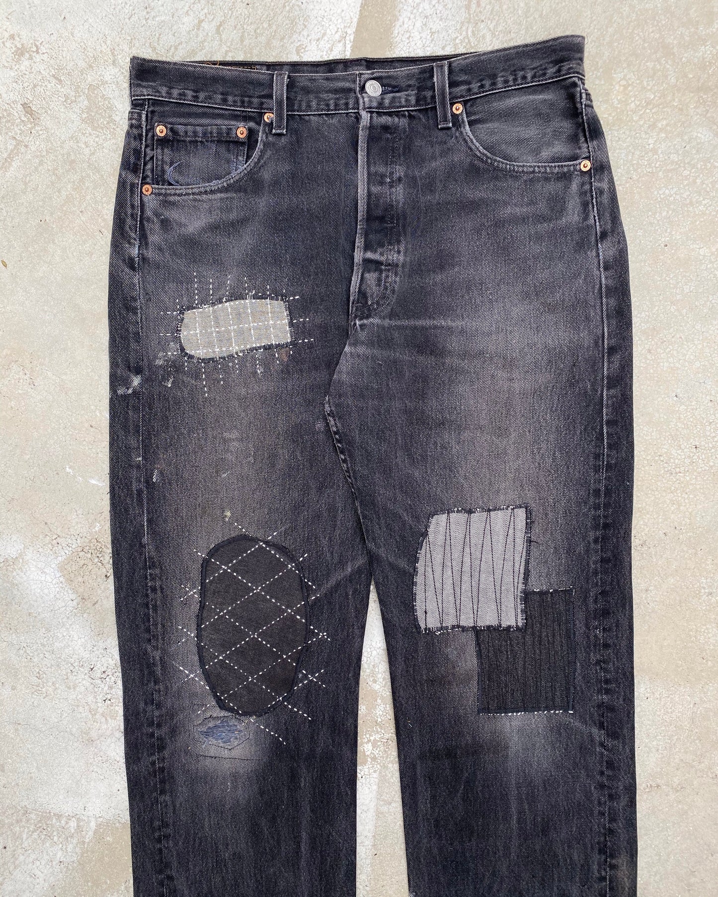 1990S FADED BLACK LEVI'S 501 PATCH JEANS (34X36)