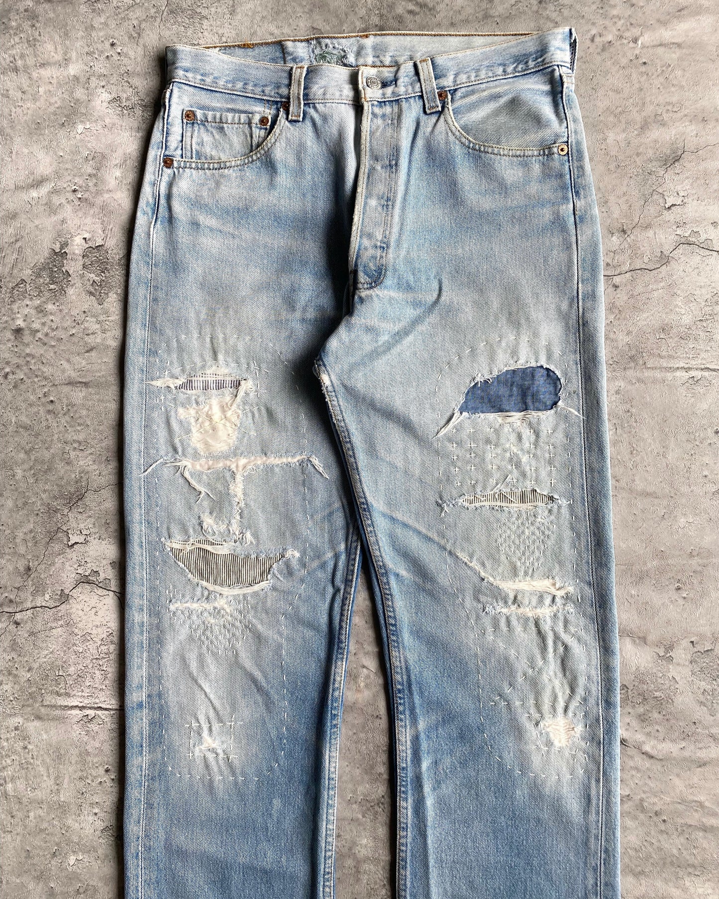 1990S LIGHT WASH LEVI’S 501 REPAIRED JEANS (32X32)