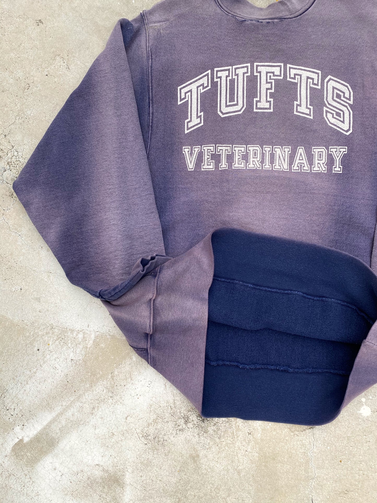 1980S SUN FADED 'TUFTS VERTERINARY' SWEATSHIRT (M/L)