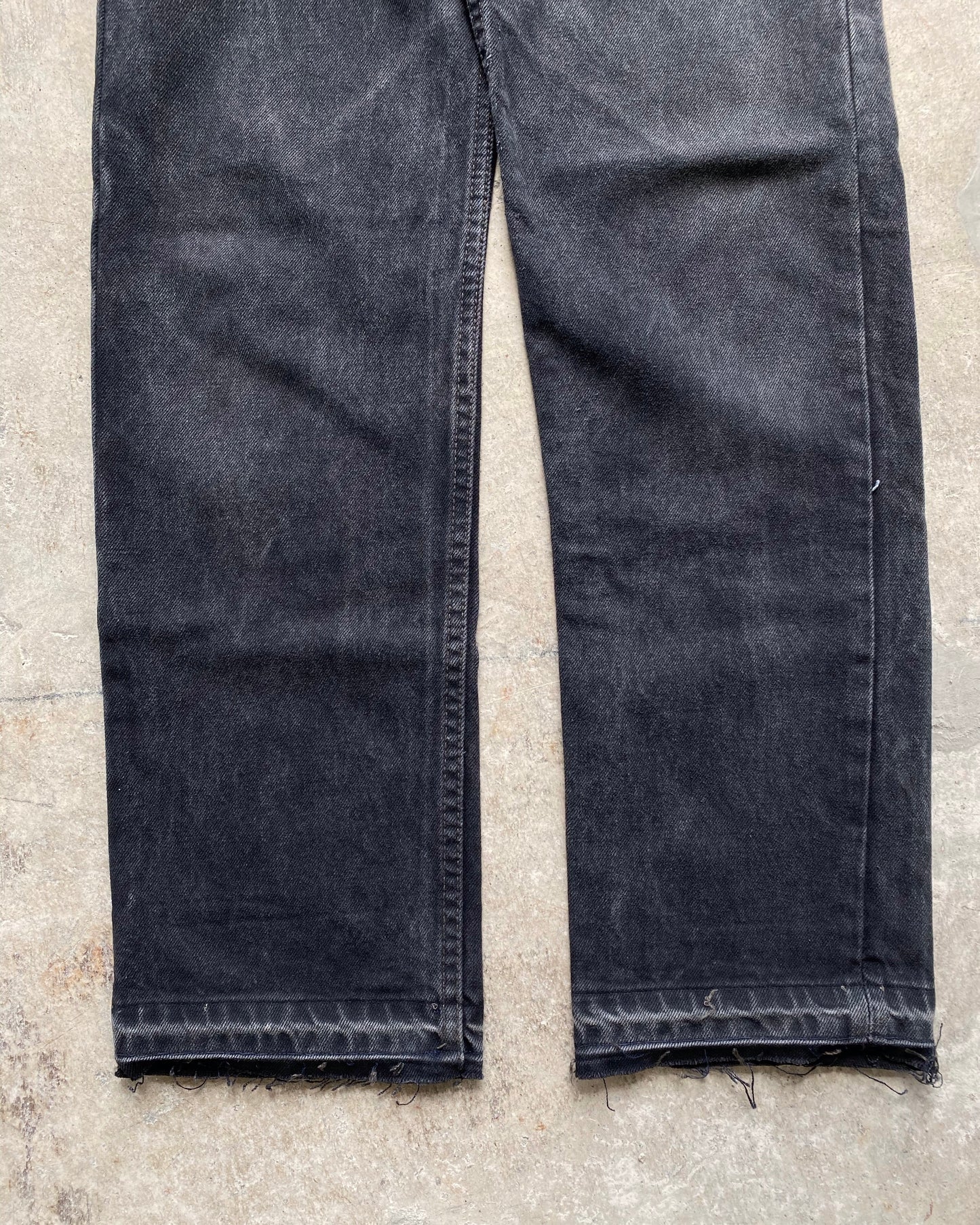 1990S BLACK LEVI'S 501 RELEASE HEM JEANS (28X34)