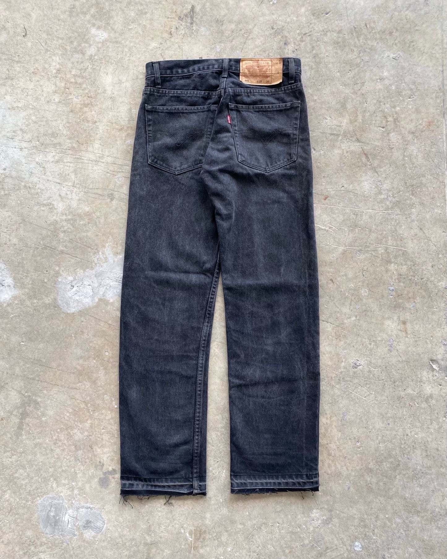 1990S BLACK LEVI'S 501 RELEASE HEM JEANS (28X34)