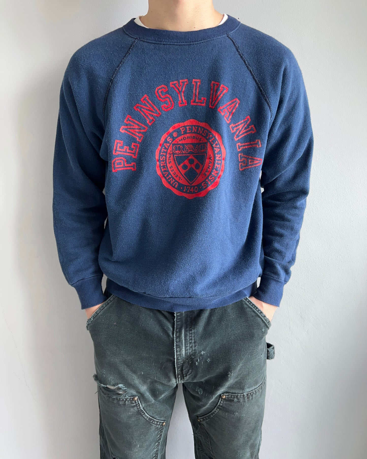 1970S 'UNNIVERSITY OF PENNSYLVANIA' RAGLAN SWEATSHIRT (L)