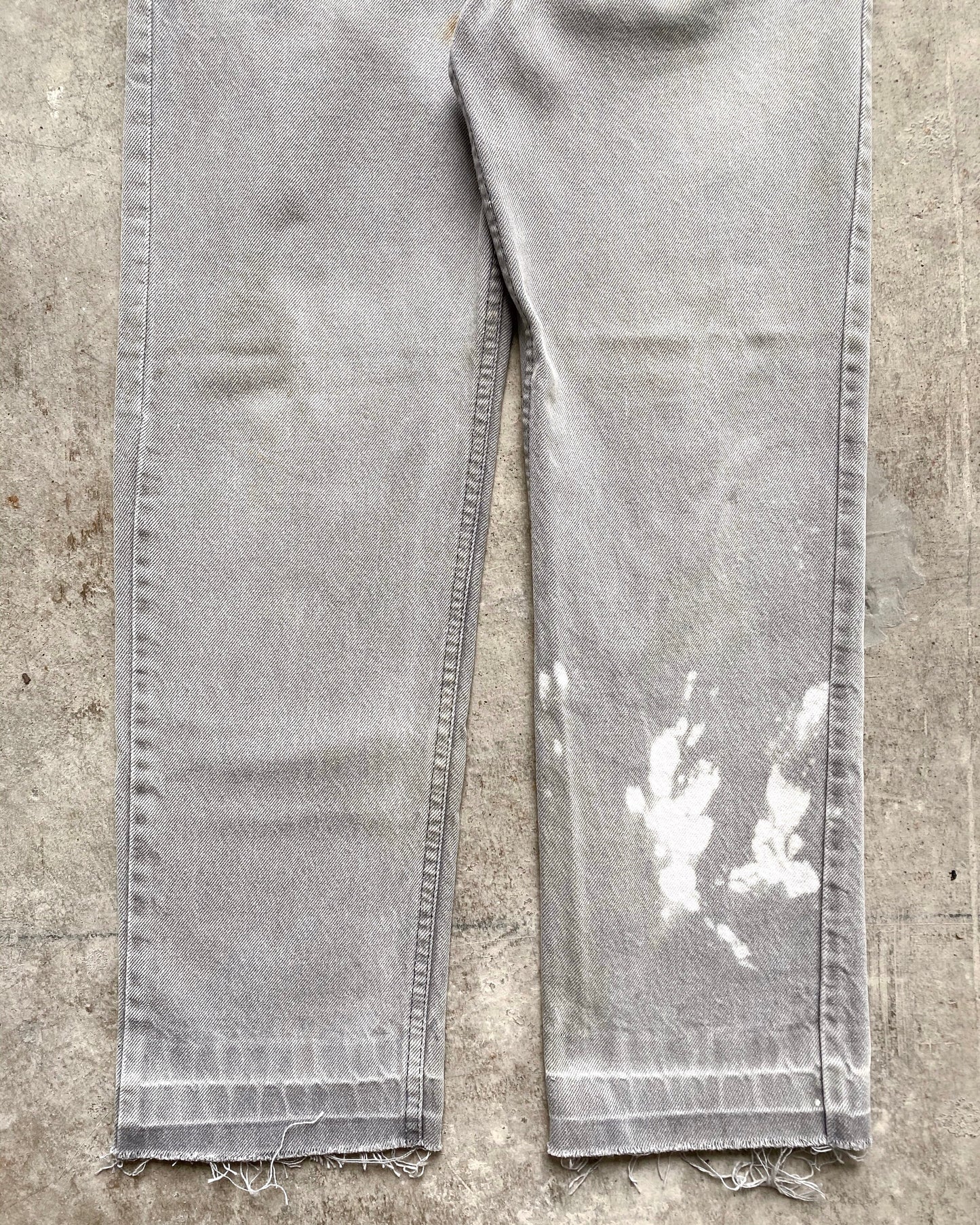 1990S GREY PAINTED LEVI'S 501 RELEASE HEM JEANS (32X30)